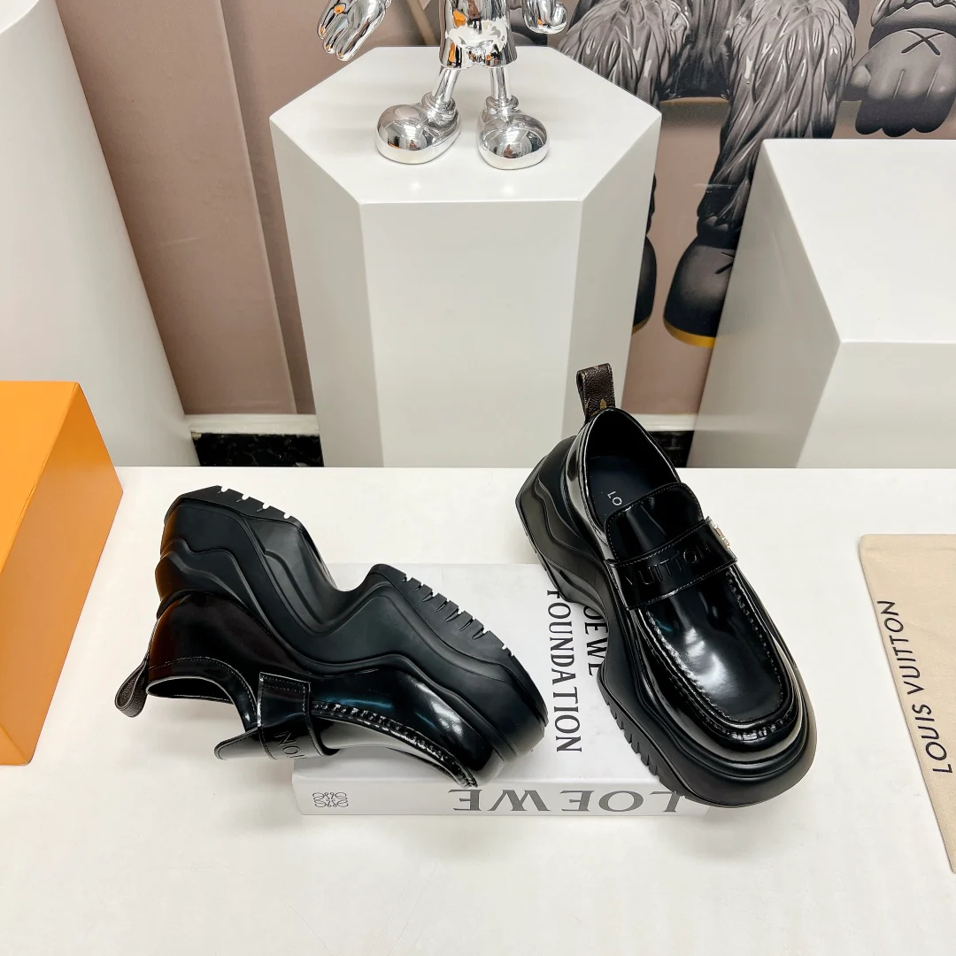 Весенняя новинка LV 2023 — повседневные туфли на платформе с закругленным носком.