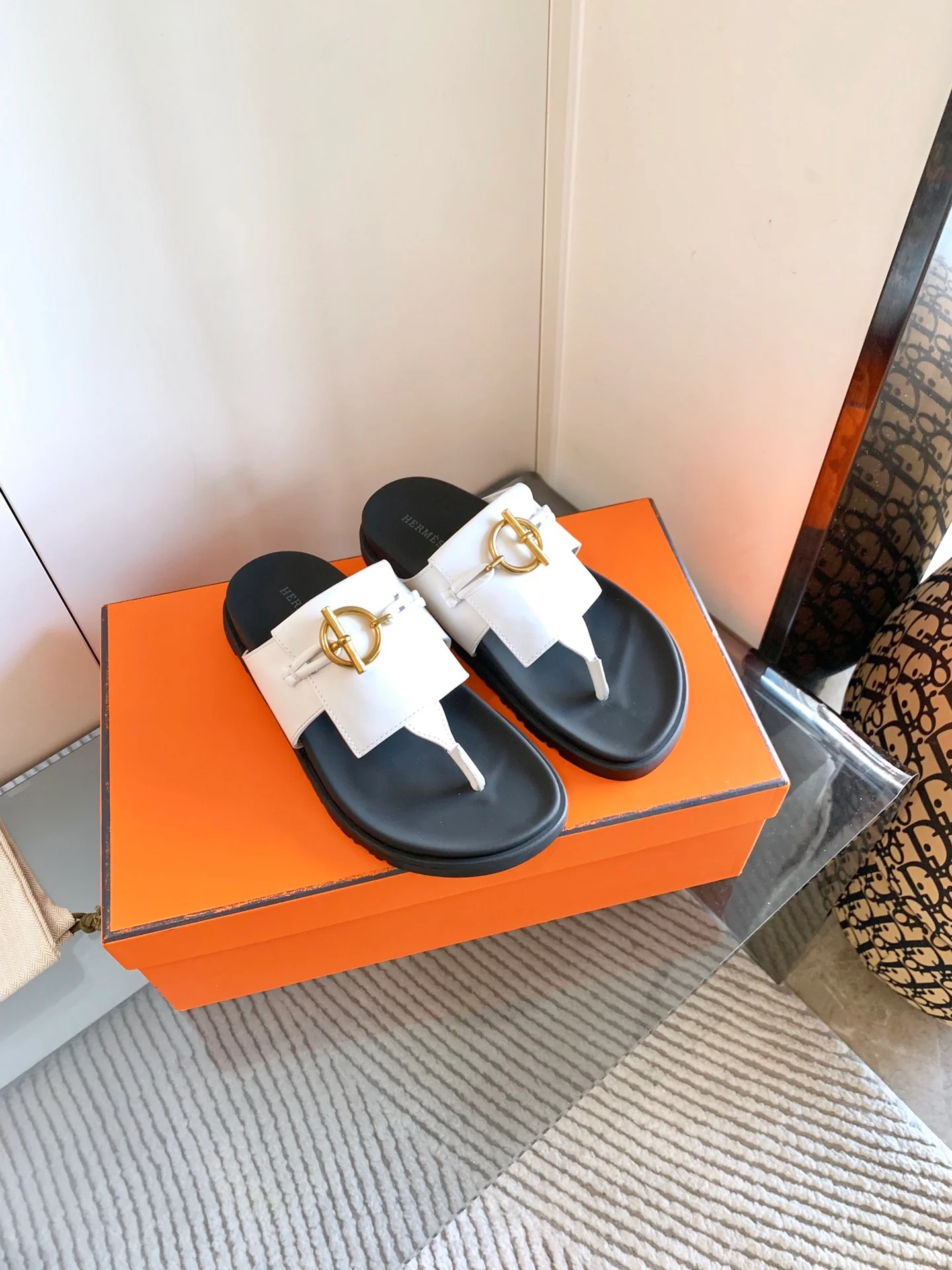 Hermes - Металлические шлепанцы с кольцом - Белые