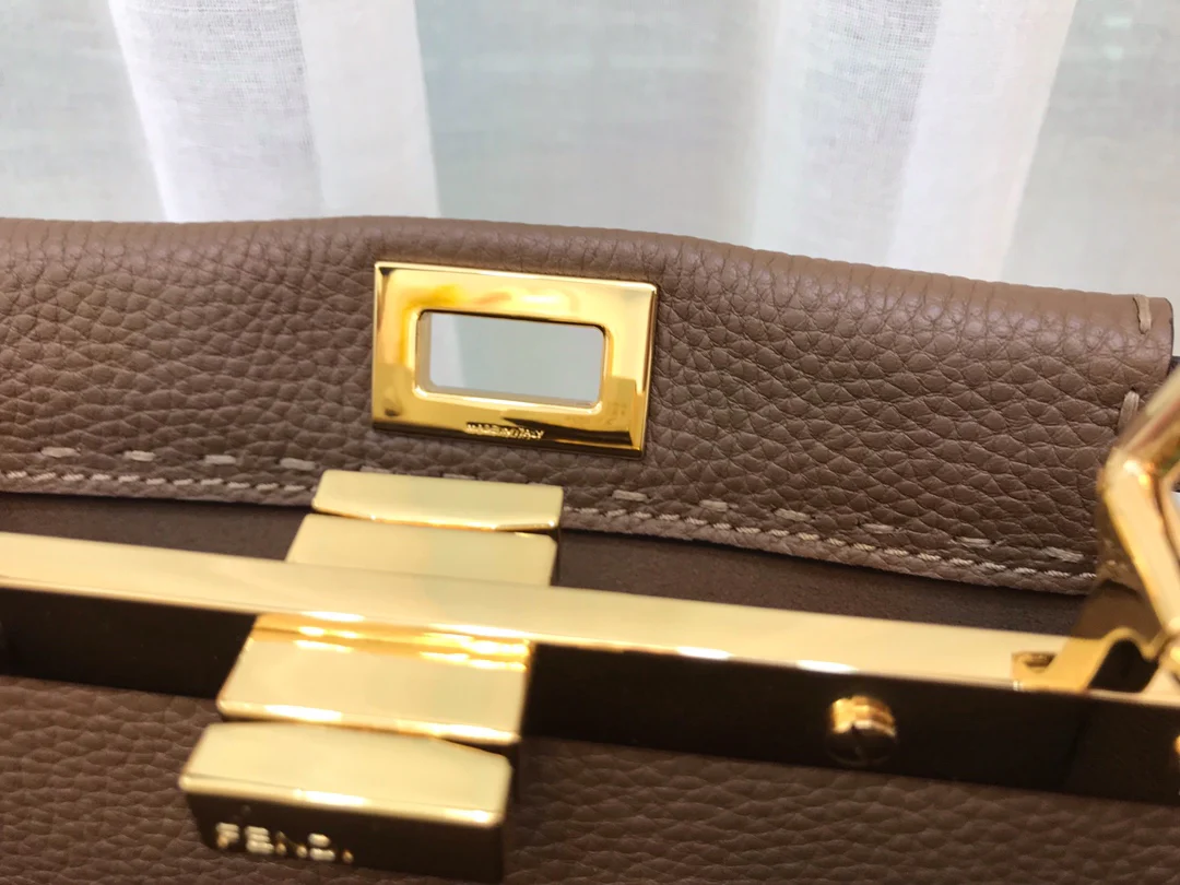 Мини-сумочка Fendi Peekaboo из коричневой кожи