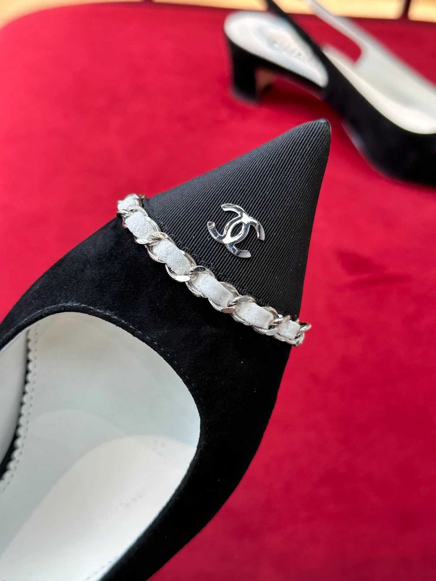 Замшевые босоножки Chanel на низком каблуке с цепочкой