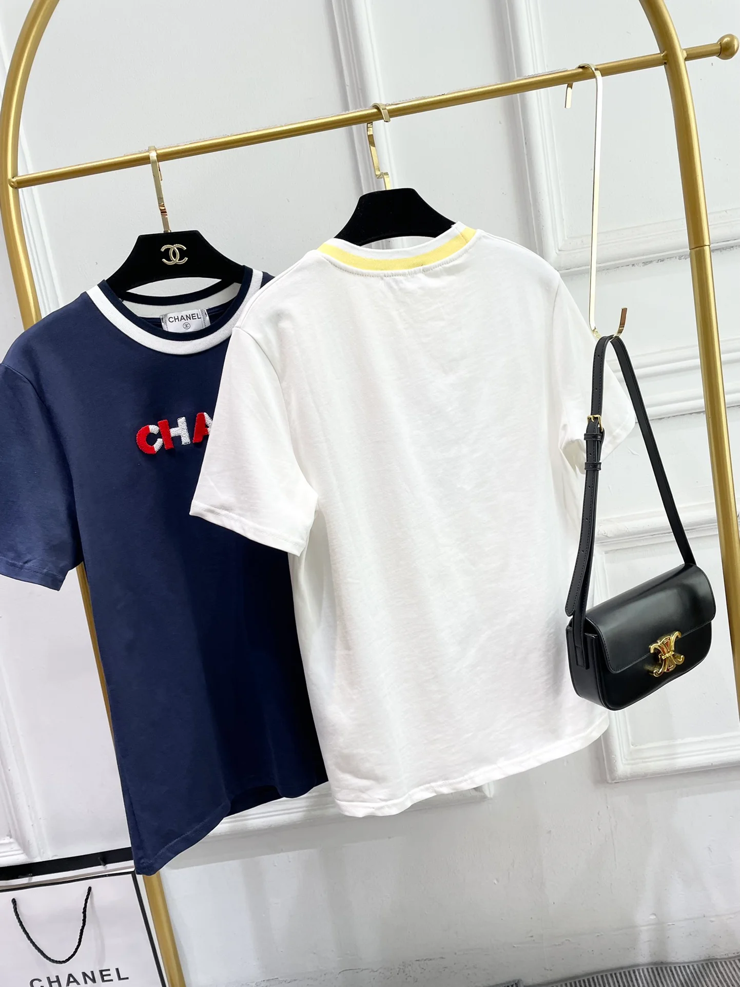 Футболка Chanel 2403 с вышитой 3D-буквой в виде зубной щетки, белая.