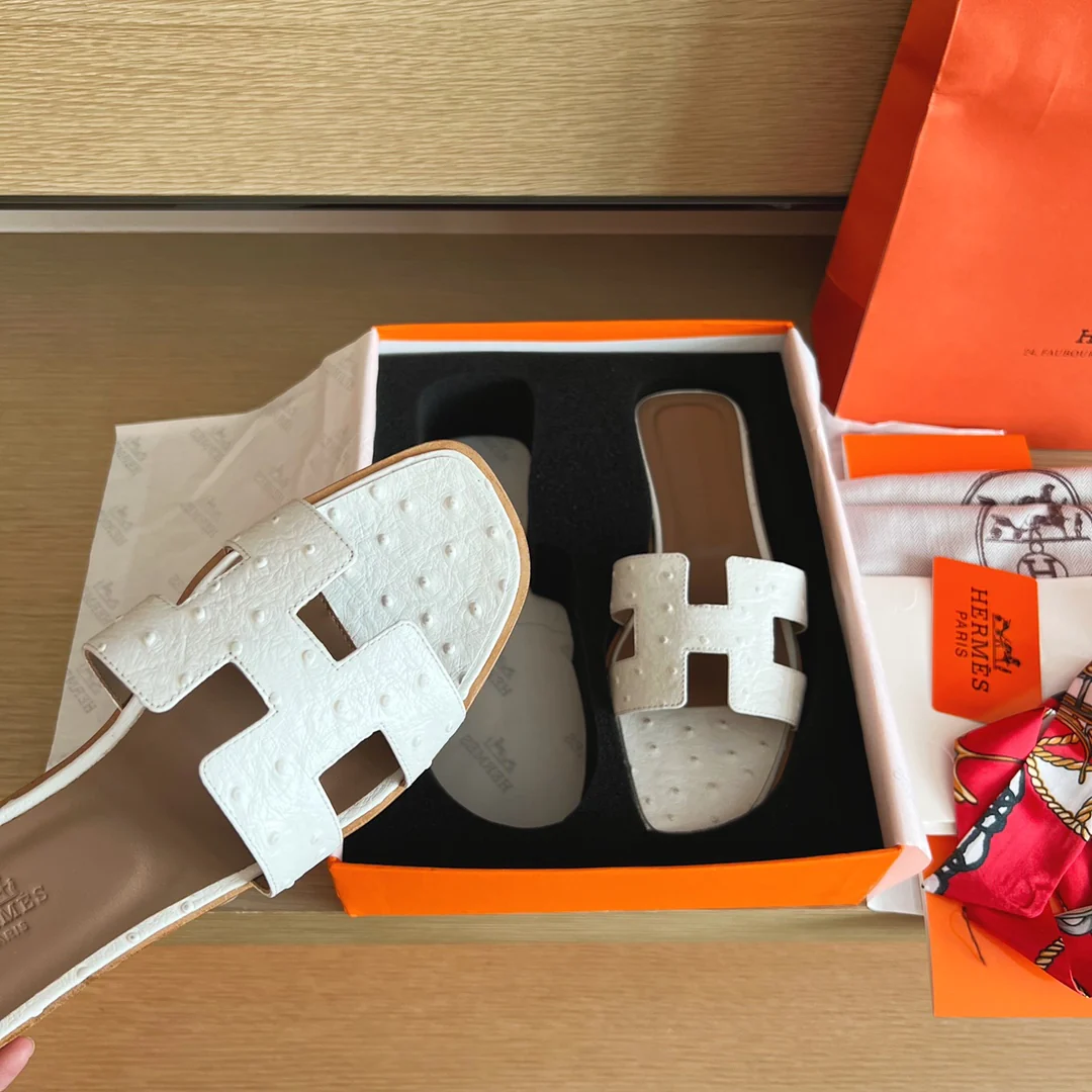 Классические домашние тапочки Hermes с буквой H — белые в горошек.