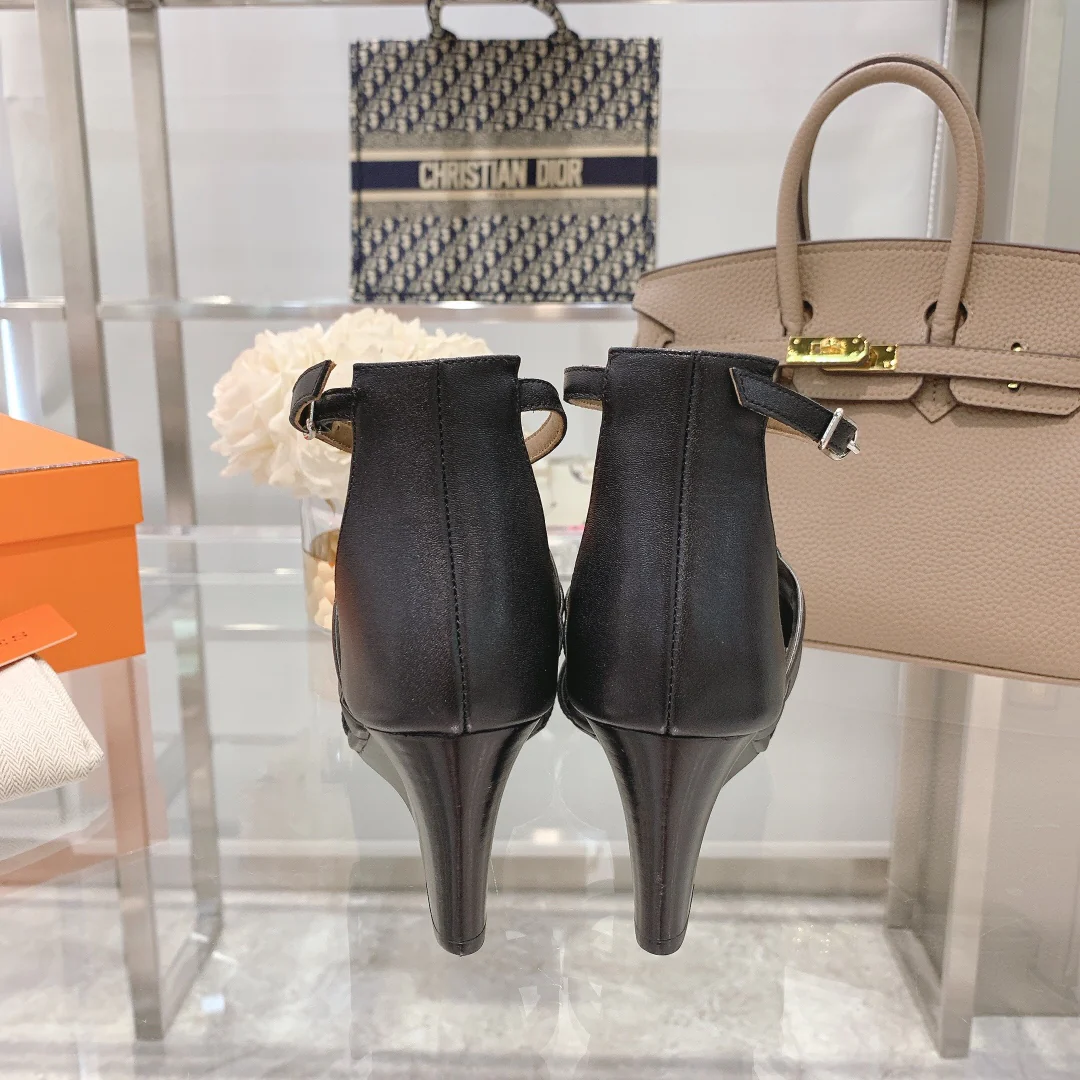 Новинка сезона весна/лето 2022 от Hermes — сандалии на высоком каблуке