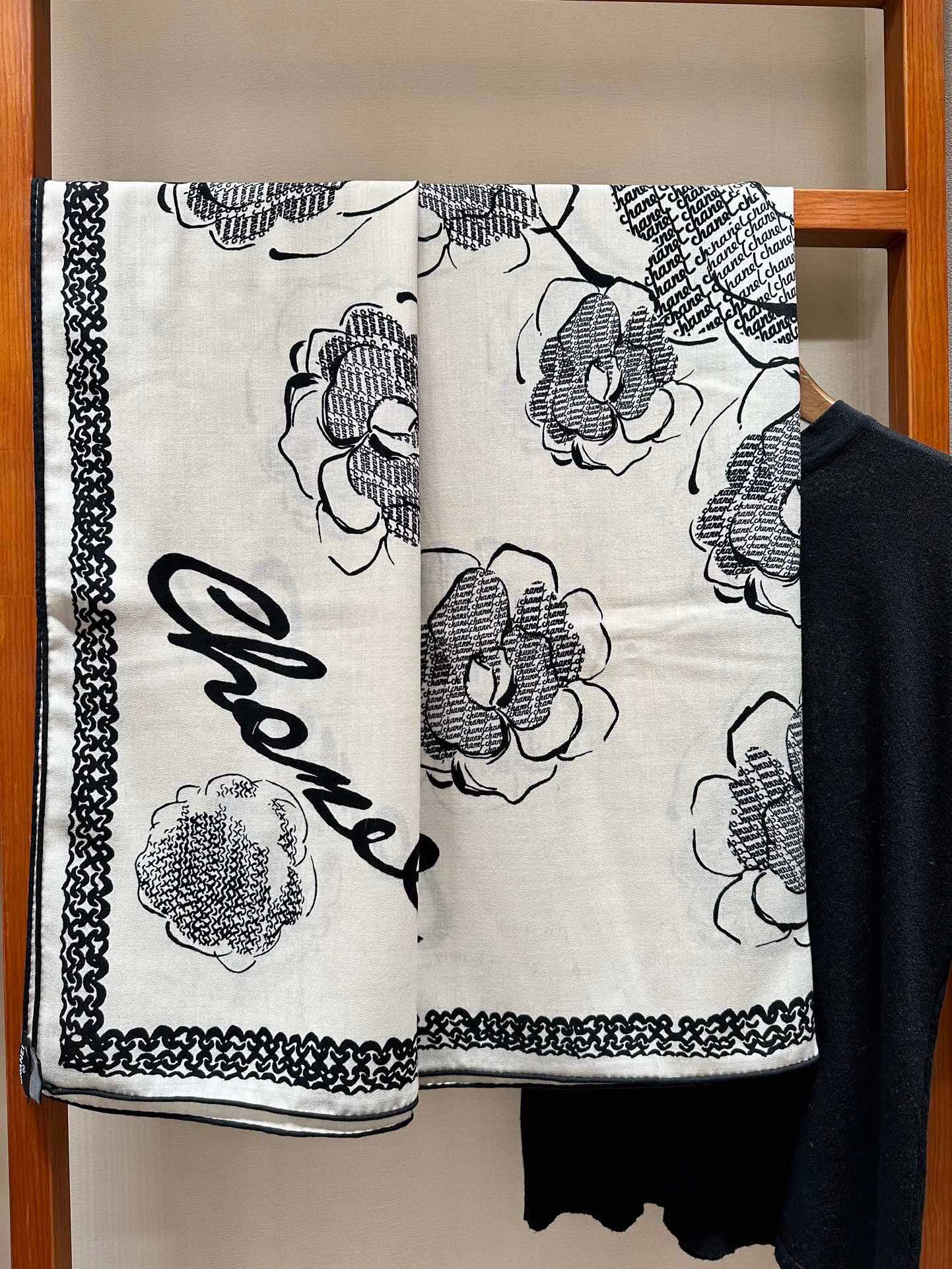 Шарф Chanel 2024 ?Камелия? — 140-140 — белый