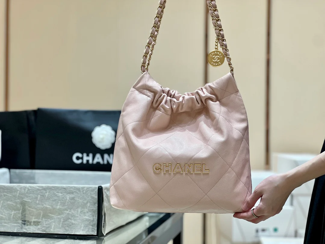 Chanel - Розовая кожаная сумка-мешочек с текстурой 