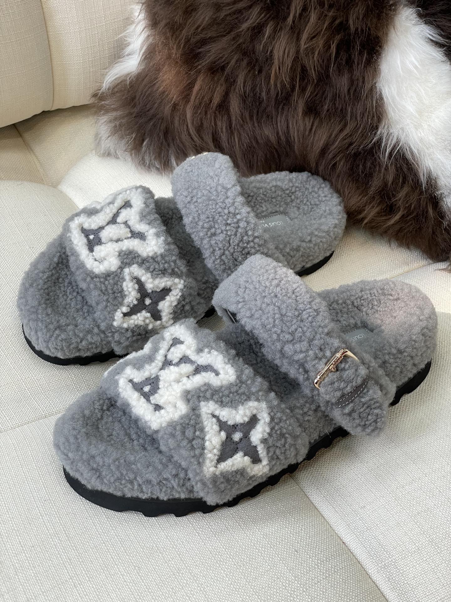 LV - Новинка сезона осень/зима 2022 - Тапочки из овечьей шерсти