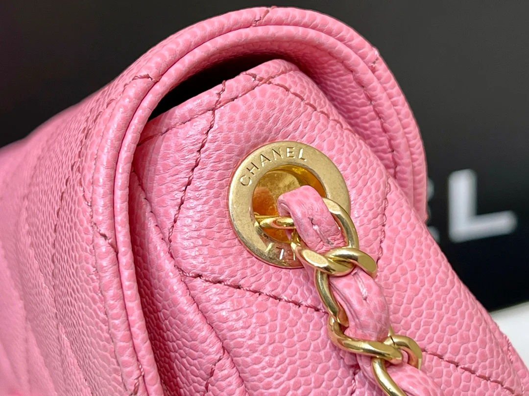 Новинка сезона весна/лето 2023 от Chanel - сумка Lychee Bull Saddle Bag - розовая.