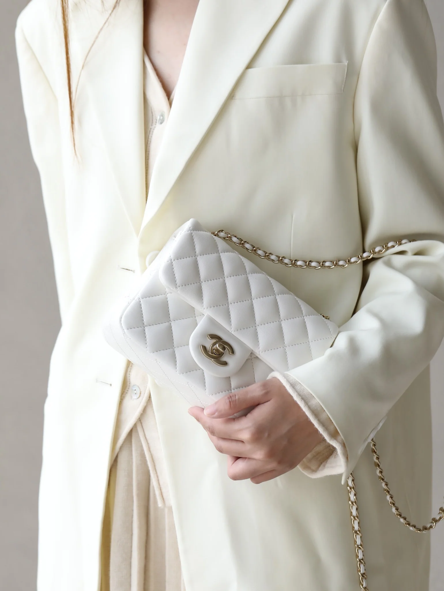 Новые поступления Chanel весна/лето 2023 - Футбольная серия - Сумка CF - Белая - Фотографии в действии