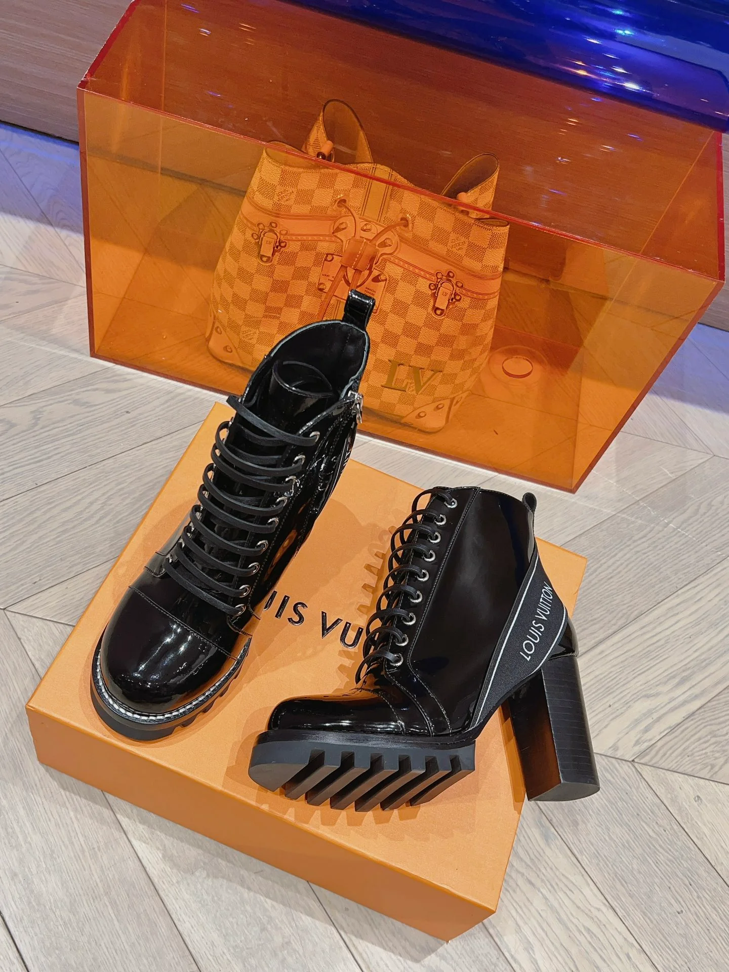 LV - Новинка сезона осень/зима 2023 - Ботильоны на высоком каблуке - Лакированная кожа, черные - Модель 2