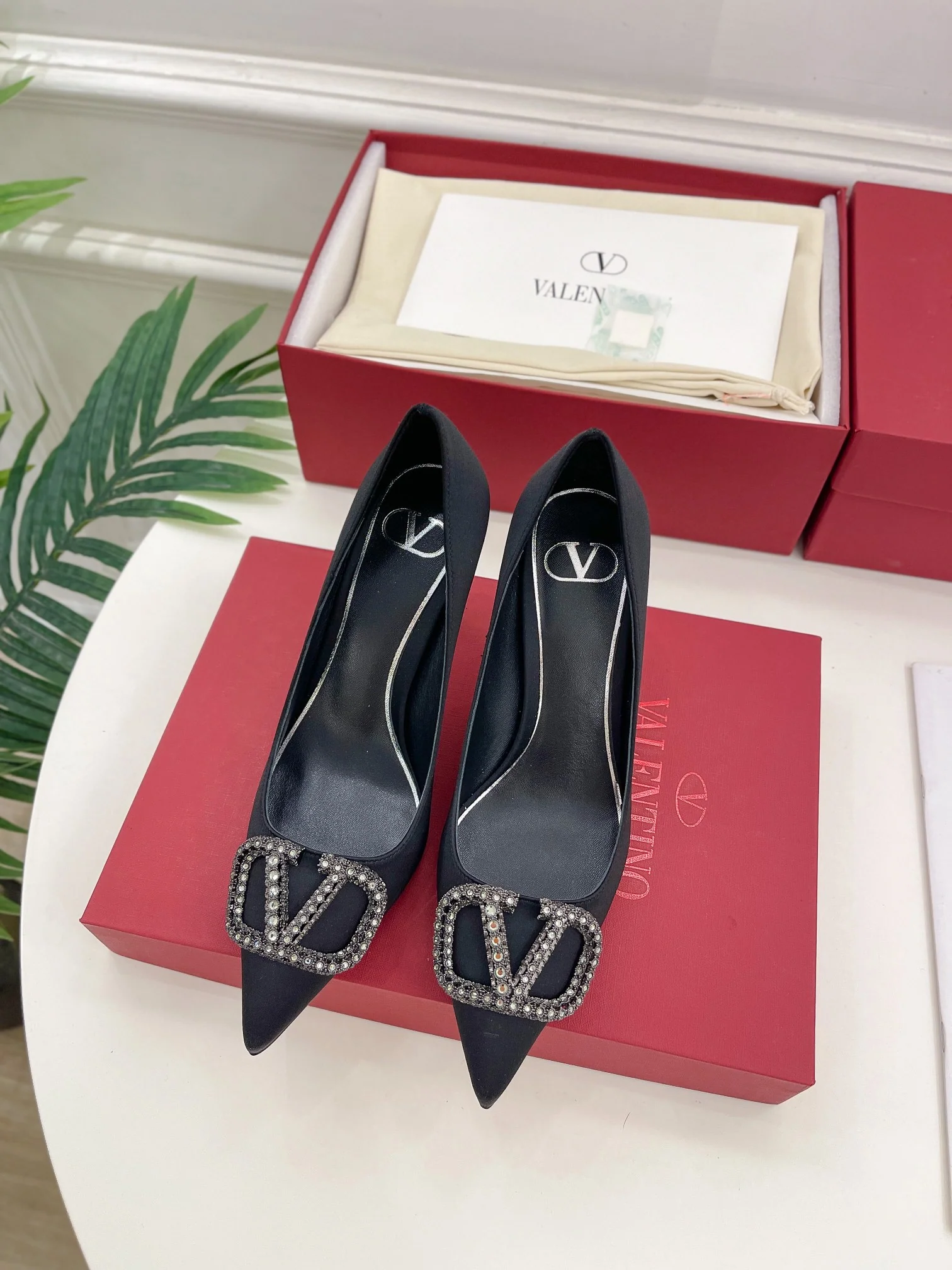 Новинка лета 2023 от Valentino - Коллекция Roman Stud - Туфли на высоком каблуке с бриллиантовой пряжкой - 5 см