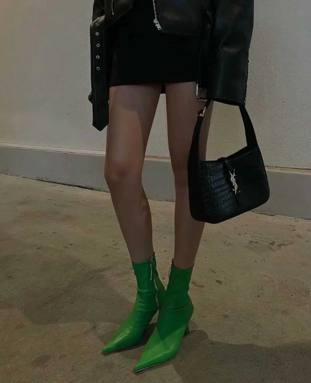 Кожаная сумка YSL Le 5 A 7 через плечо - черная крокодиловая кожа - на фото.