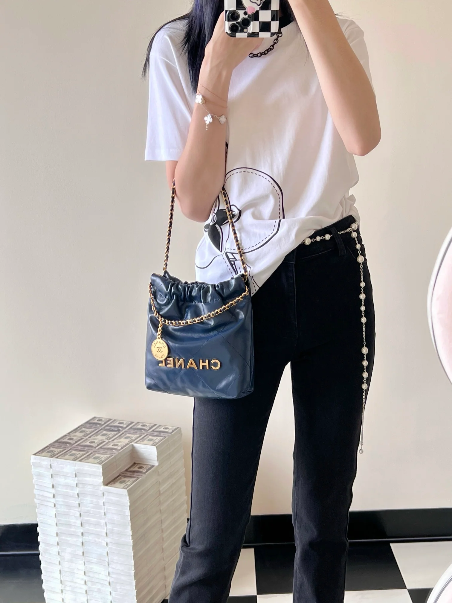 Новая коллекция Chanel Весна/Лето 2023 - Сумка 22 - Мини - Темно-синий - Фотографии в действии