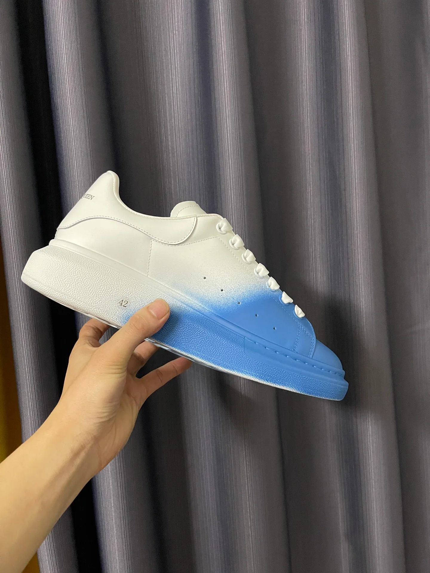 Классические белые кроссовки McQueen - унисекс - наполовину синие - премиум-версия