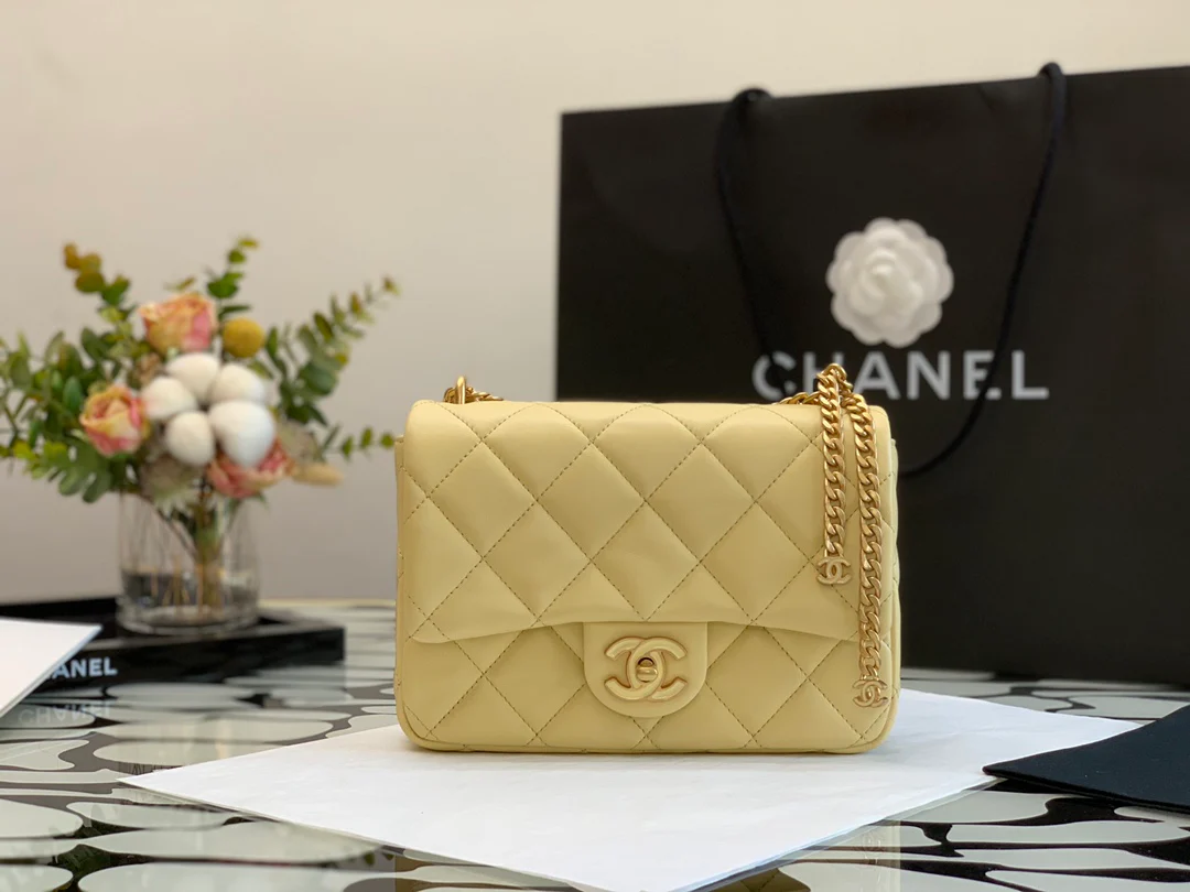 Новинка 2022 года от Chanel - квадратная сумка-мешок с эмалированной пуговицей, 21 см.