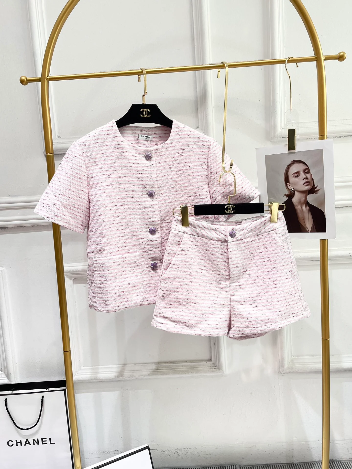 Chanel 2403 - Комплект из шерстяной куртки с короткими рукавами и шорт.