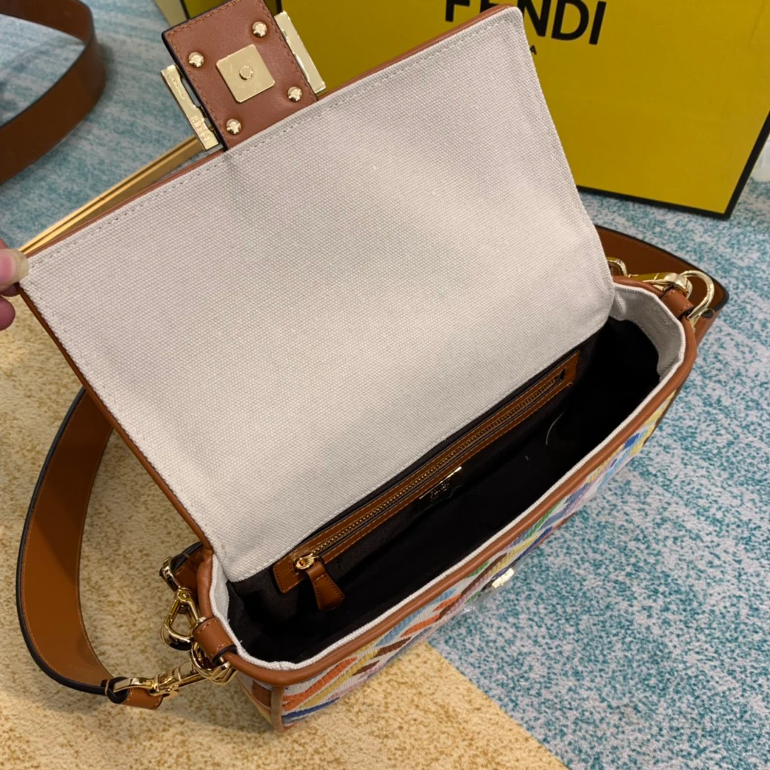 Сумка Fendi Baguette Medium из радужной канвасной ткани