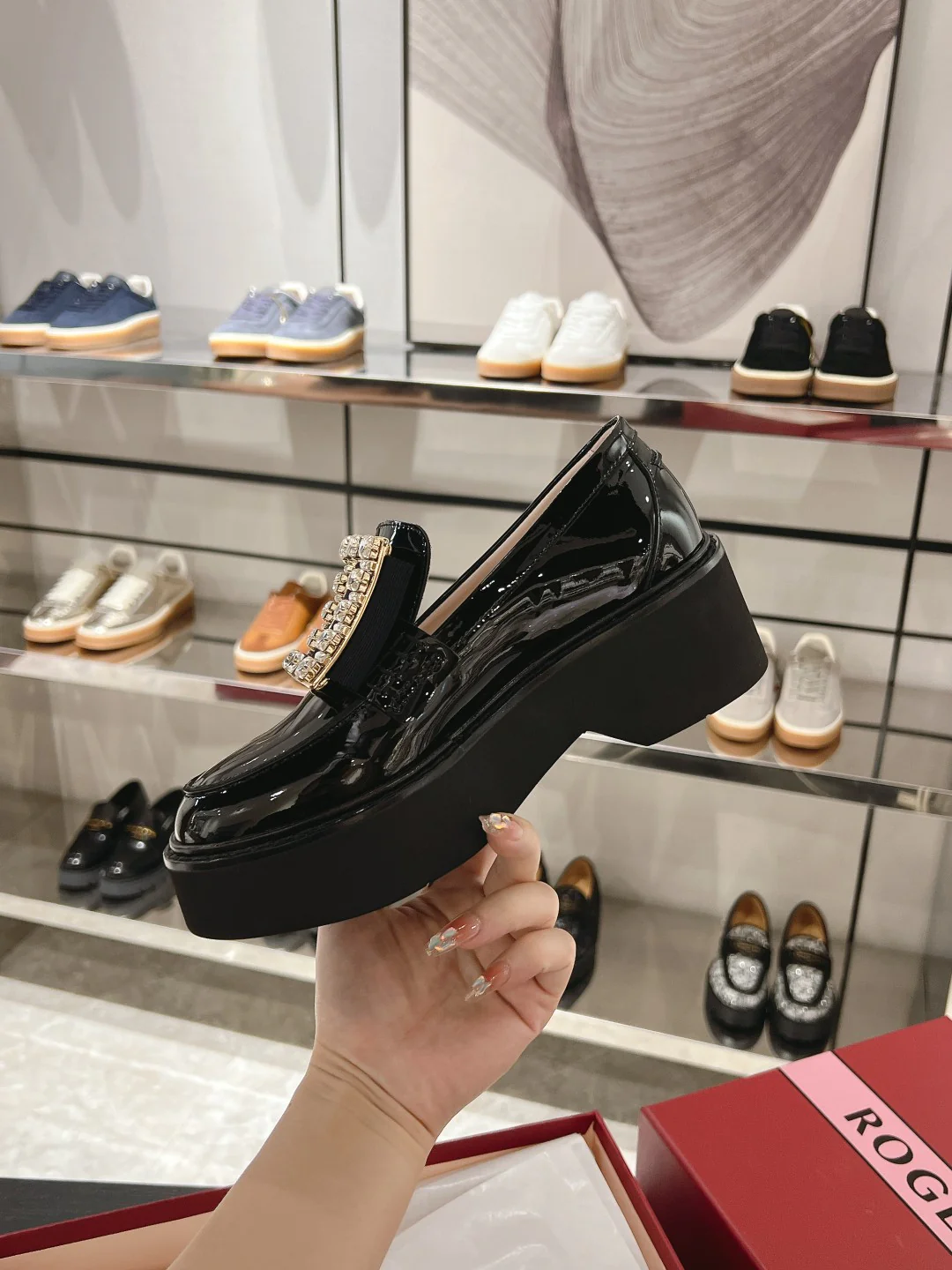 Лоферы RV-2024 с пряжкой и стразами - черные