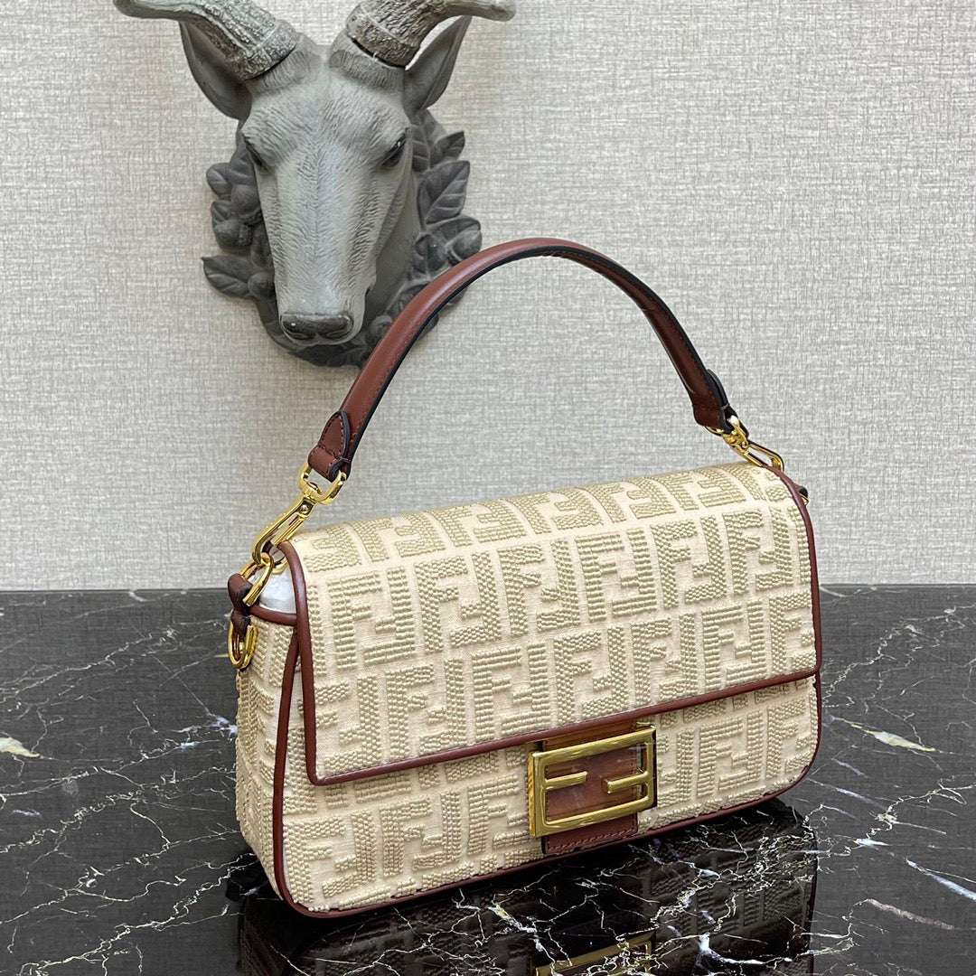 Сумка-багет Fendi Baguette — бежевая, средней длины, с вышивкой.
