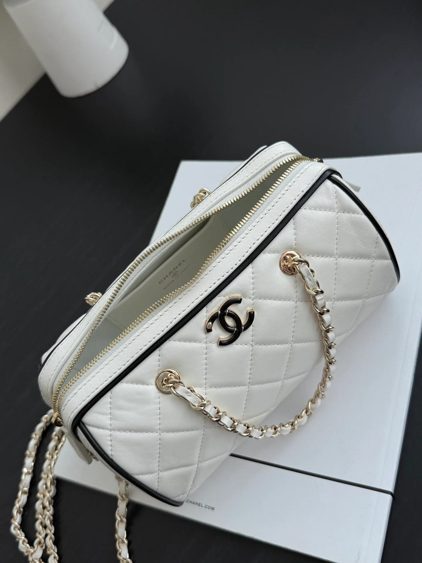 Мини-шар для боулинга Chanel 25 пенсов, весенне-летний, из овечьей кожи, белый с черной отделкой.