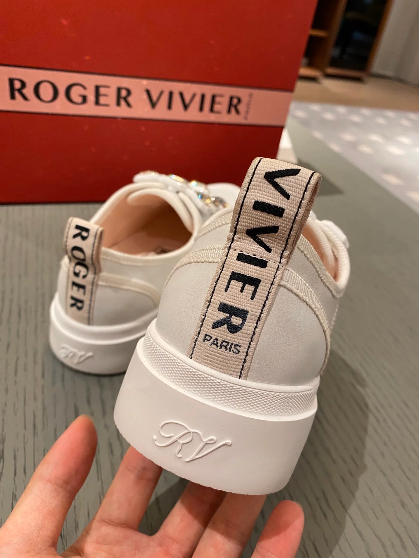 Кожаные кроссовки с пряжками - белые