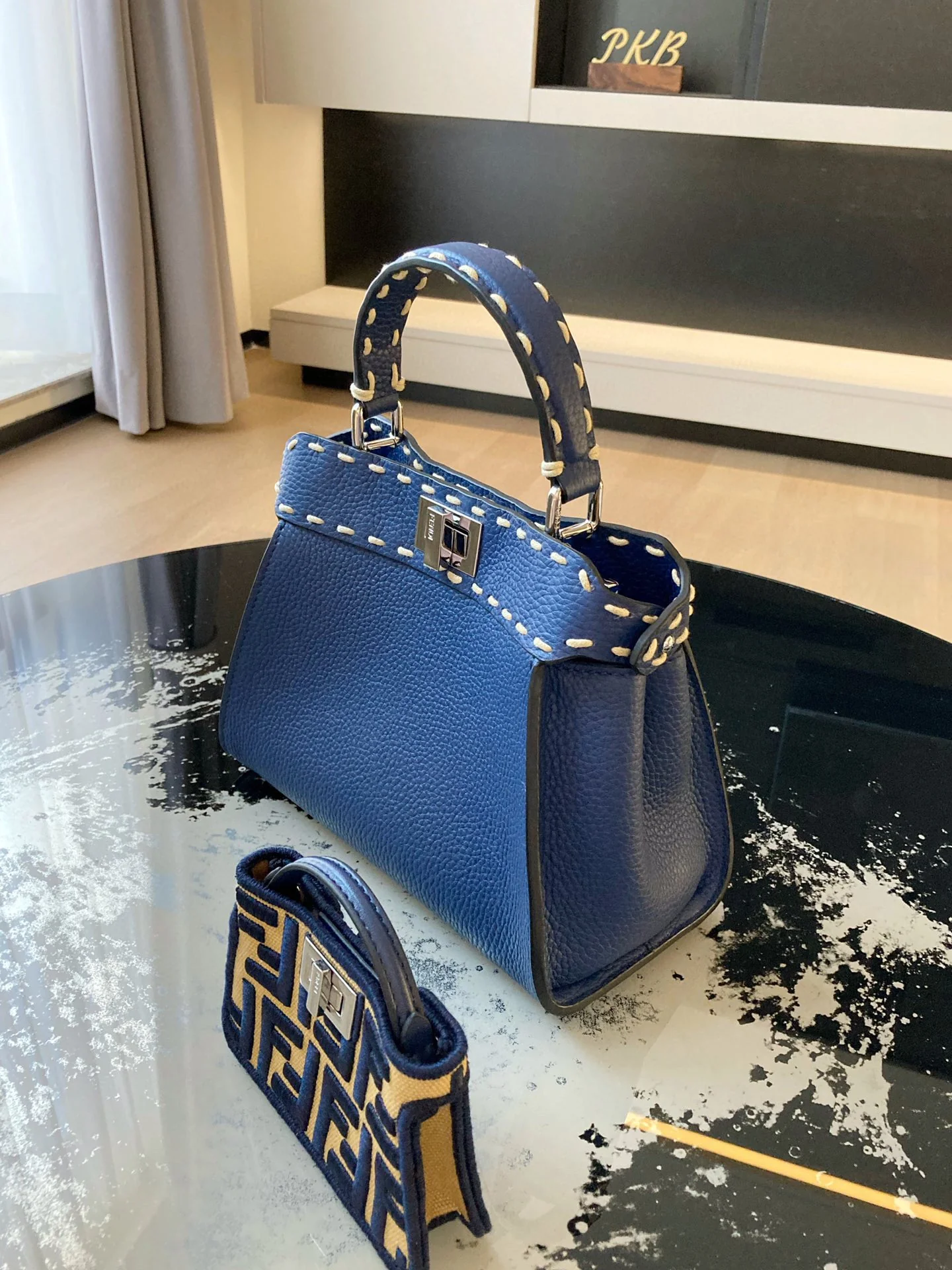 Маленькая синяя кожаная сумочка Fendi Peekaboo