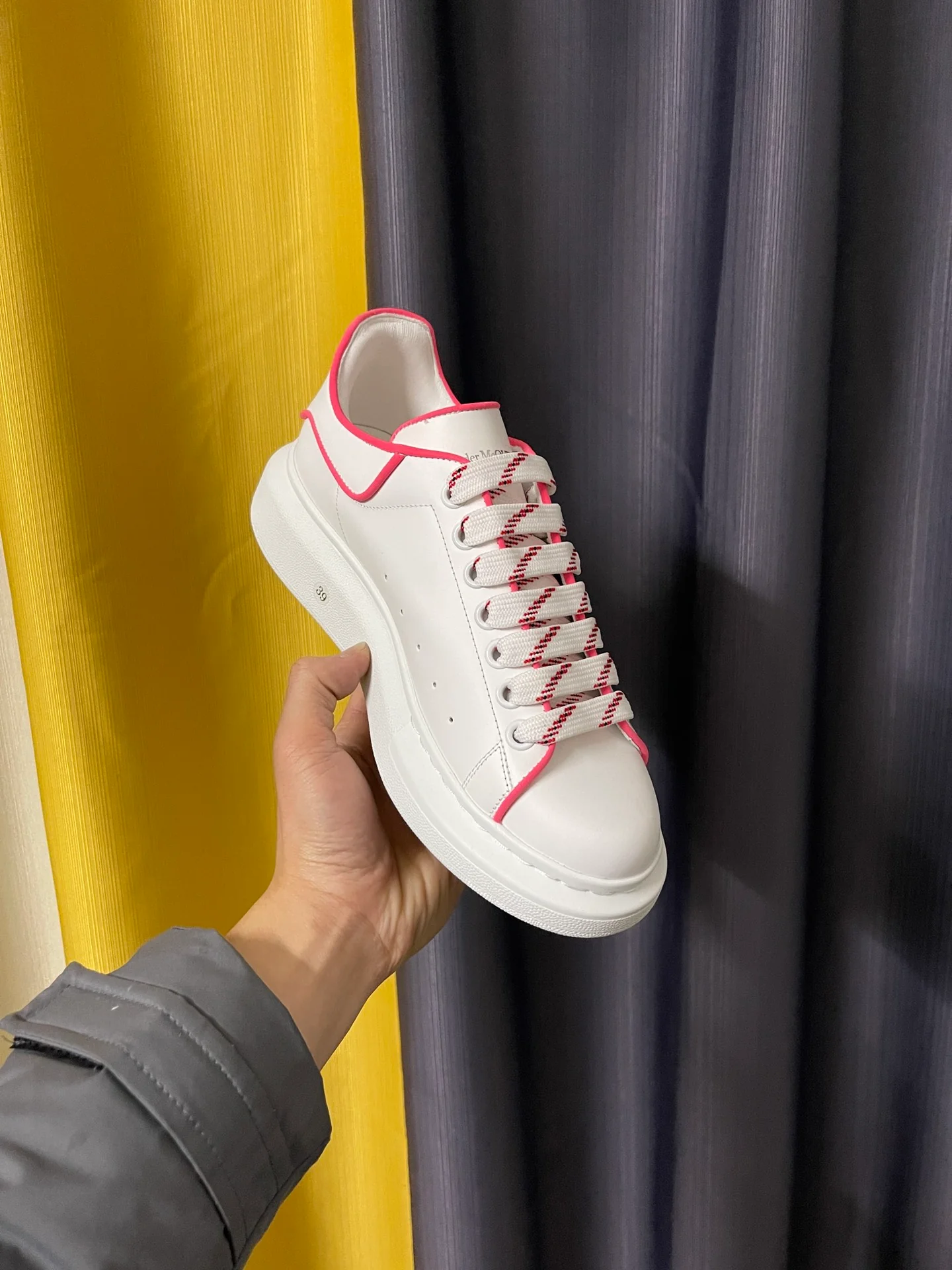 Классические белые кроссовки McQueen - унисекс - светоотражающие, розово-красные (3M).