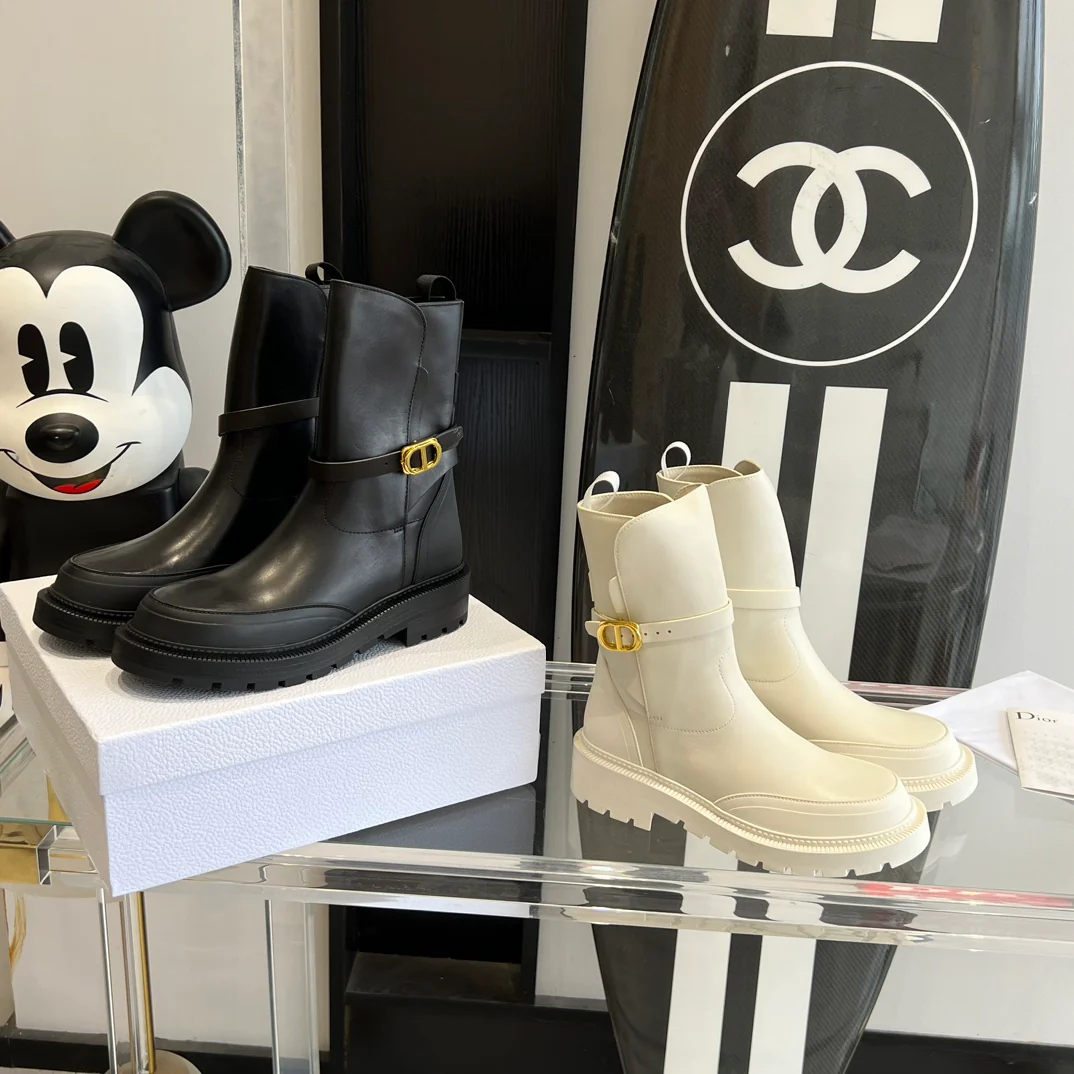 Ботильоны Dior CD с пряжкой и резиновым носком - белые