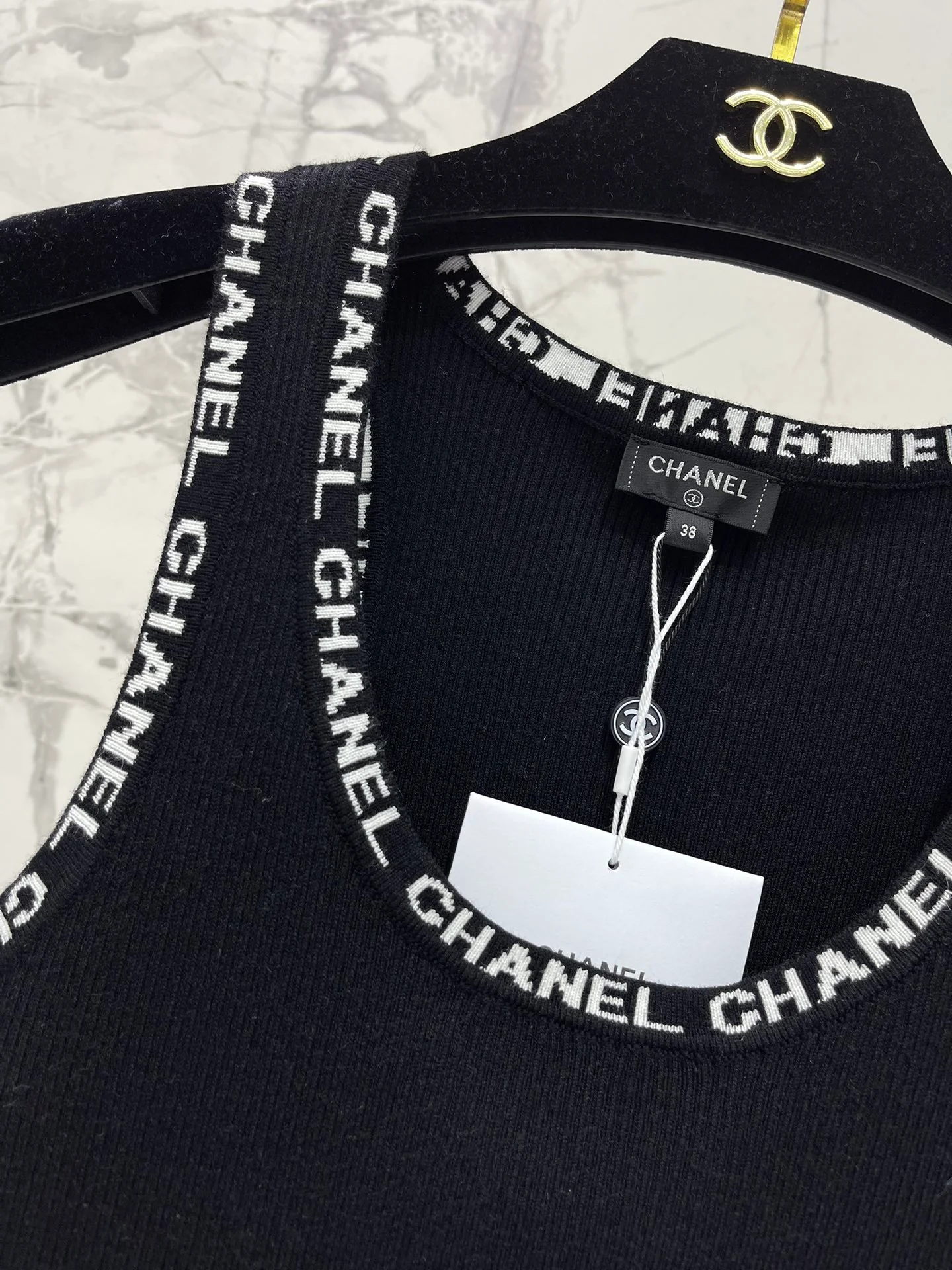 Chanel 2403-24 Летняя новая модель, металлическая пряжка, вышивка букв, шикарная повседневная вязаная майка - черная