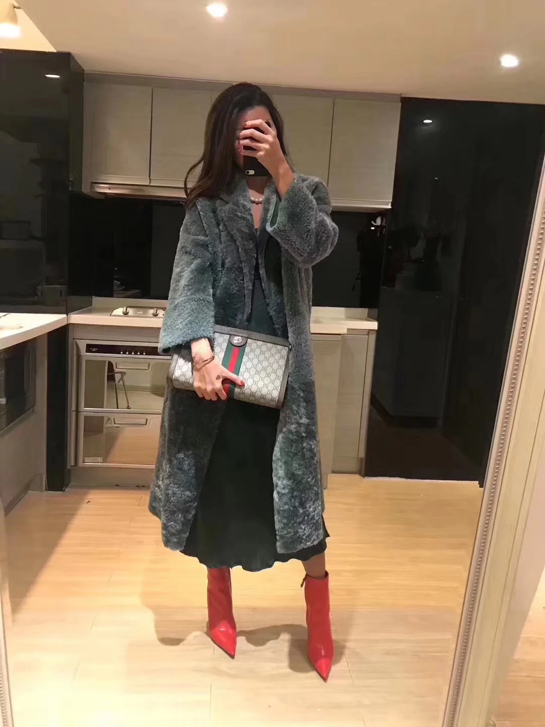 Классическая сумка Gucci на цепочке — как она выглядит на руке.