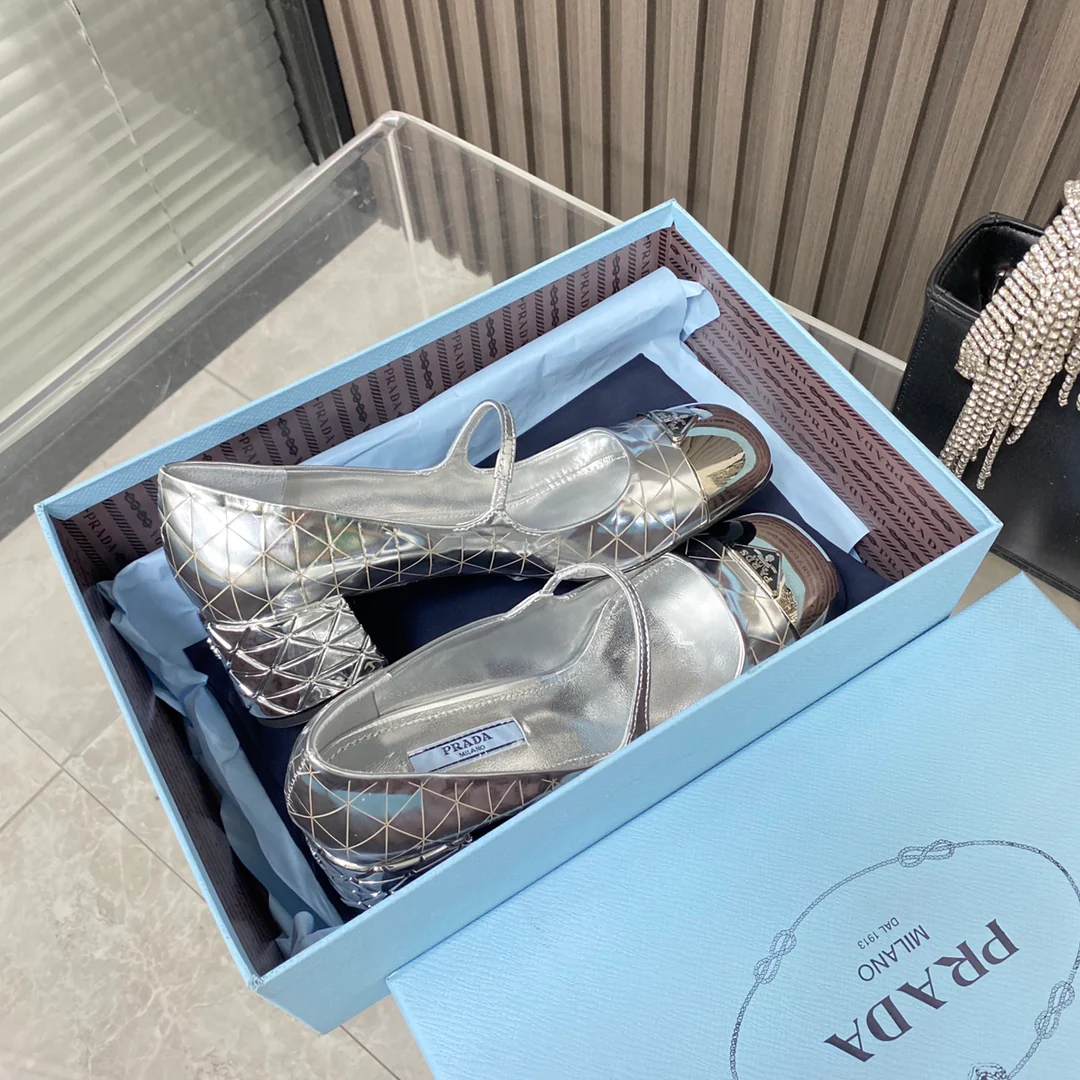 Новинка сезона весна/лето 2022 от Prada - туфли Мэри Джейн