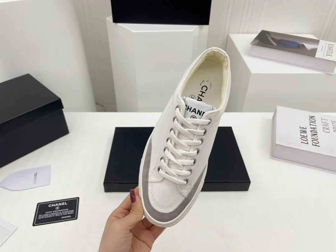 Весенние парусиновые туфли Chanel 2022: обязательный элемент гардероба.