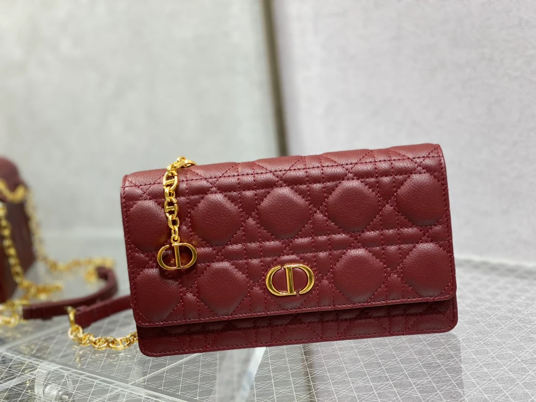 Стеганая сумка Dior Caro из телячьей кожи с цепочкой