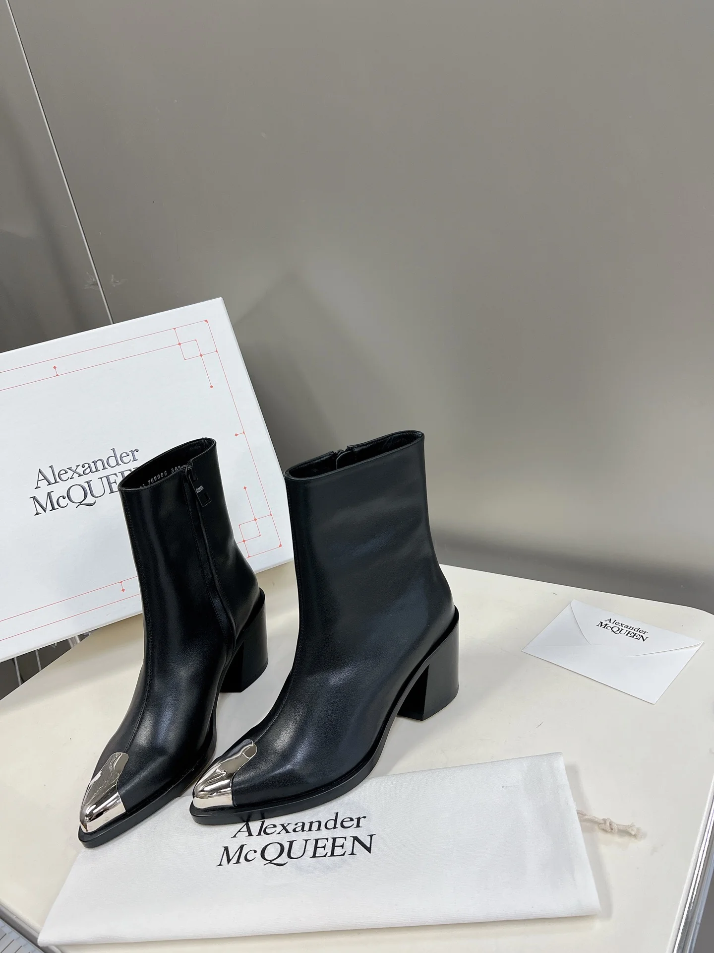 McQueen - Новинка сезона осень/зима 2023 - Ботильоны ?челси? с металлическим носком
