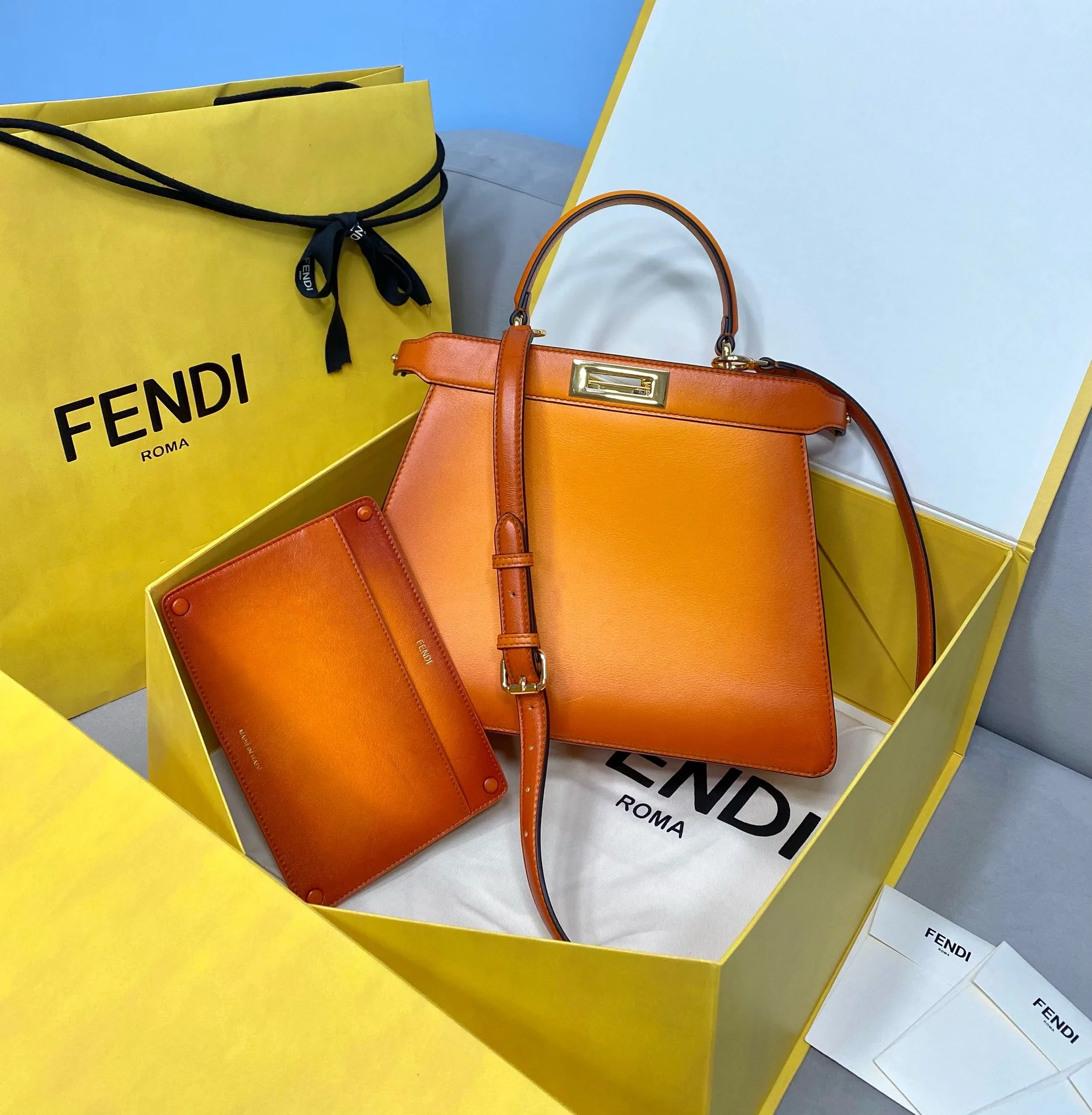 Сумка Fendi Peekaboo i-seey среднего размера из желто-оранжевой кожи.