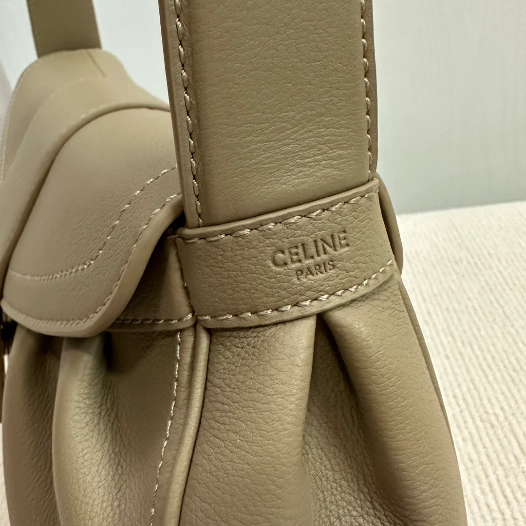 Сумка Celine Polly Bag — абрикосово-коричневая.