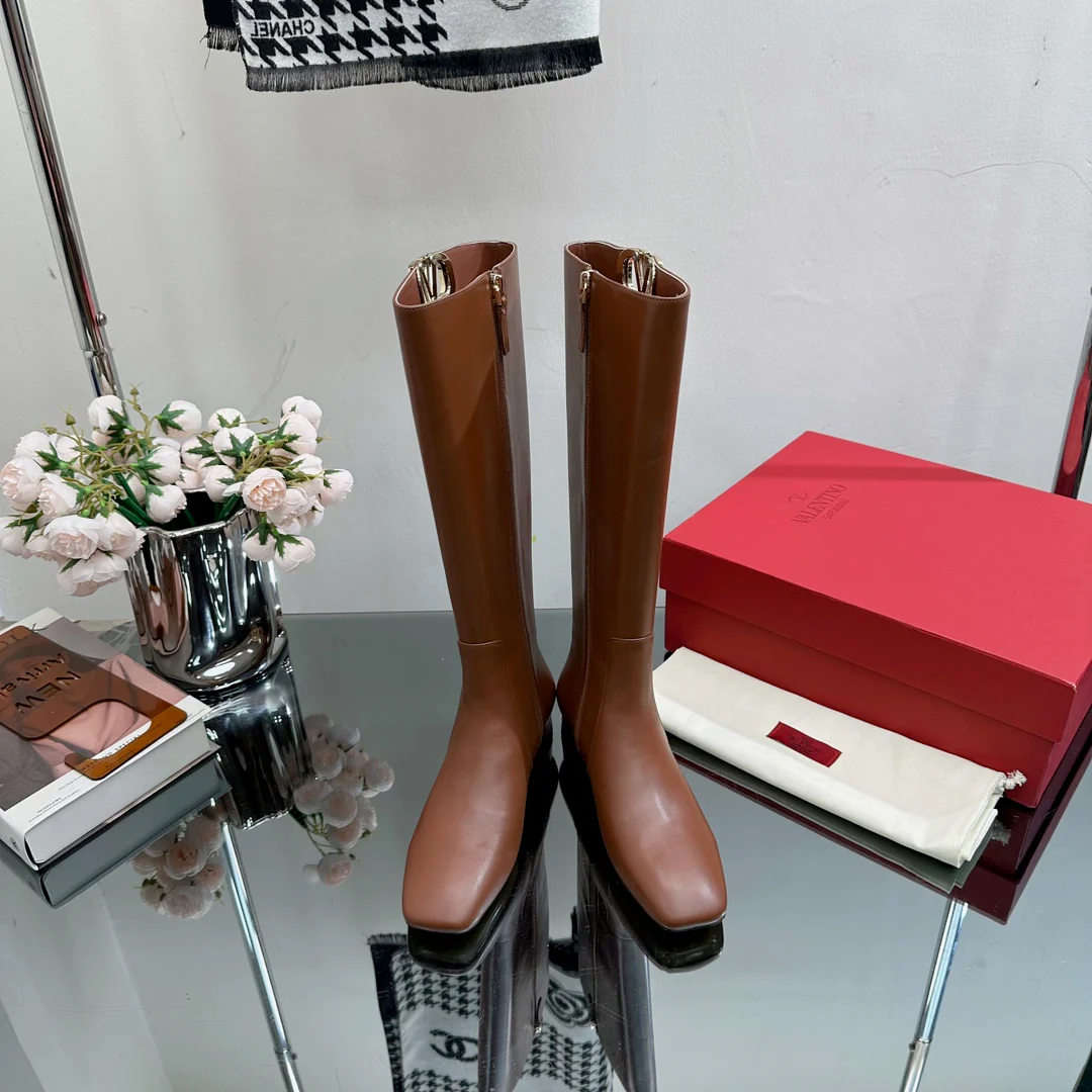 Новинка сезона осень/зима 2023 от Valentino — Ботинки на массивном каблуке с небольшим V-образным логотипом — Кофейный цвет.