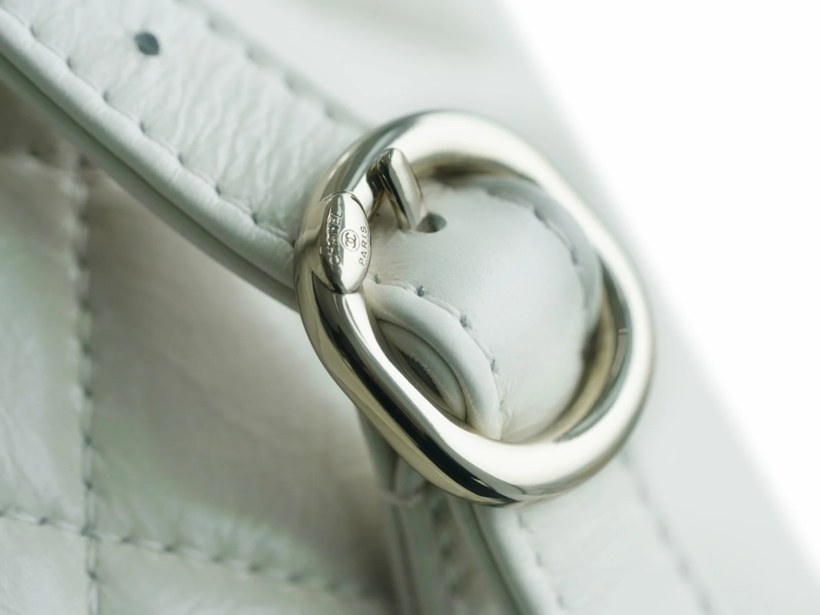 Рюкзак Chanel — белый, из вощеной кожи.