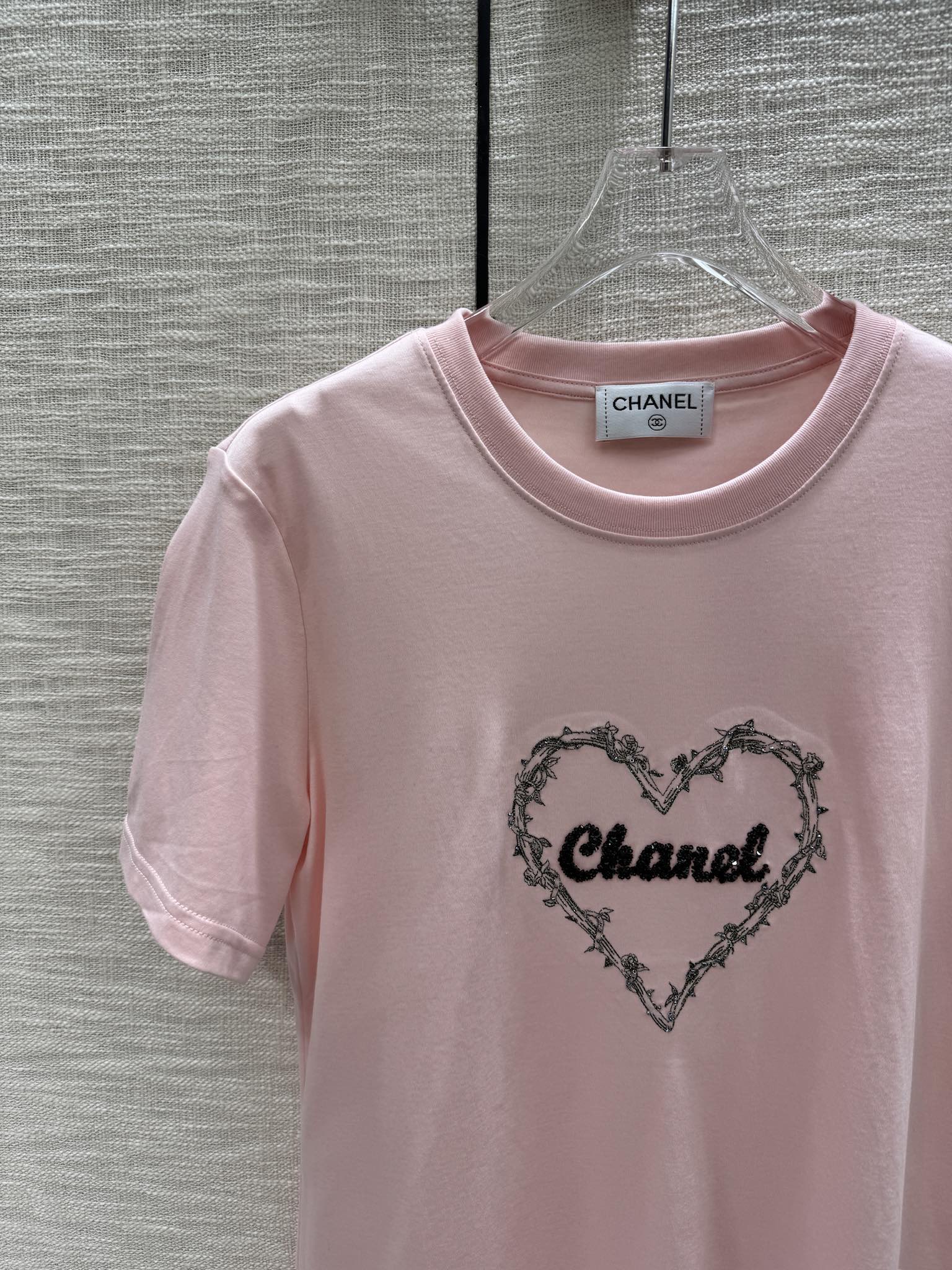 Футболка Celine 2403 с вышитыми сердечками и буквами - розовая