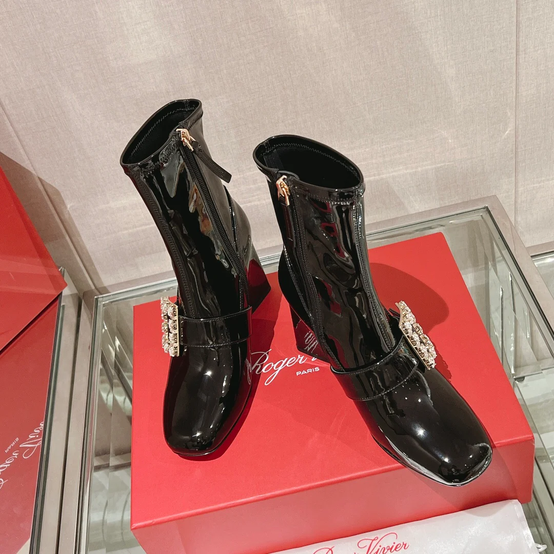 RV Shoes - Лакированные сапоги на высоком каблуке с пряжкой и стразами - Стразы Swarovski