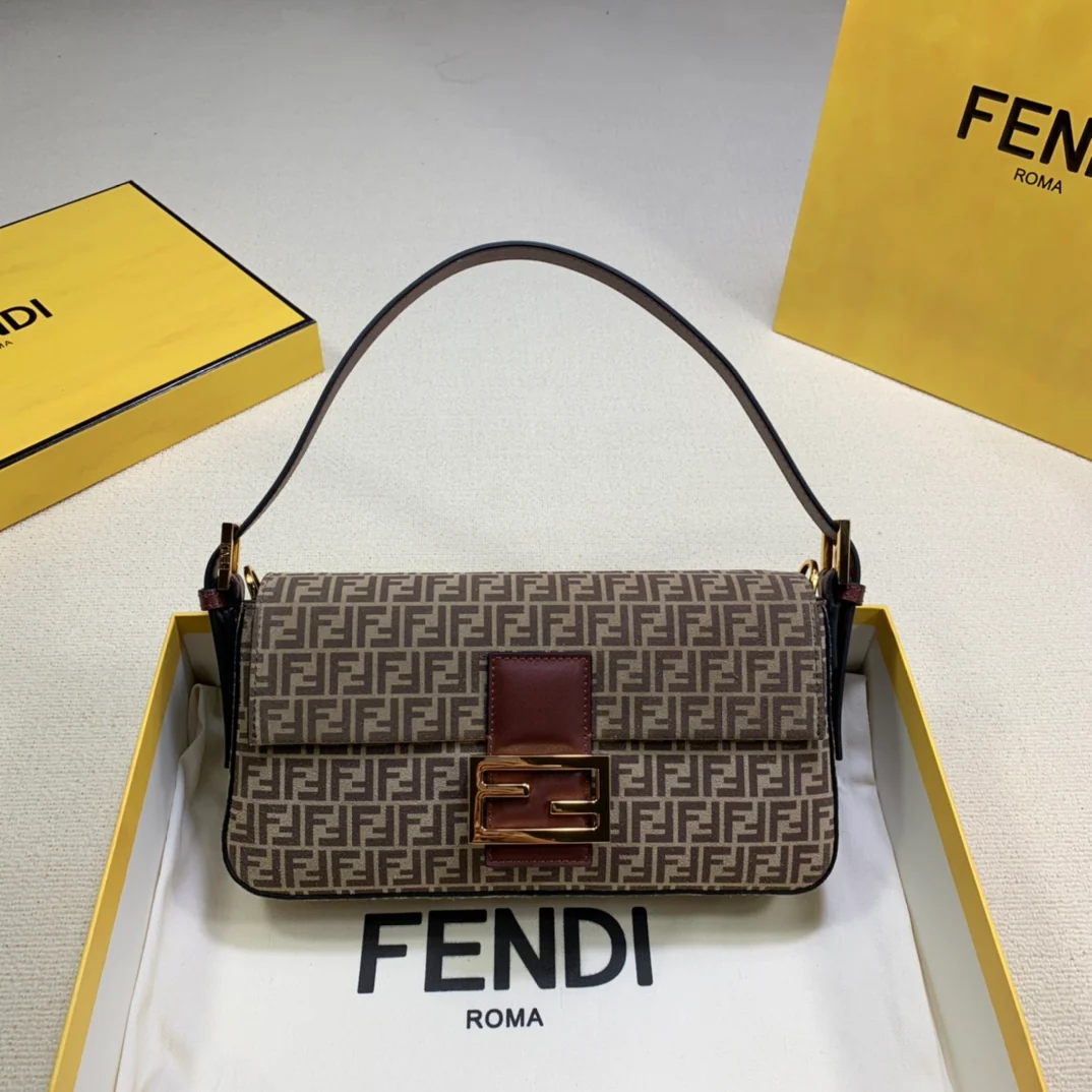 Сумка-багет Fendi среднего размера из жаккардовой ткани коричневого цвета.