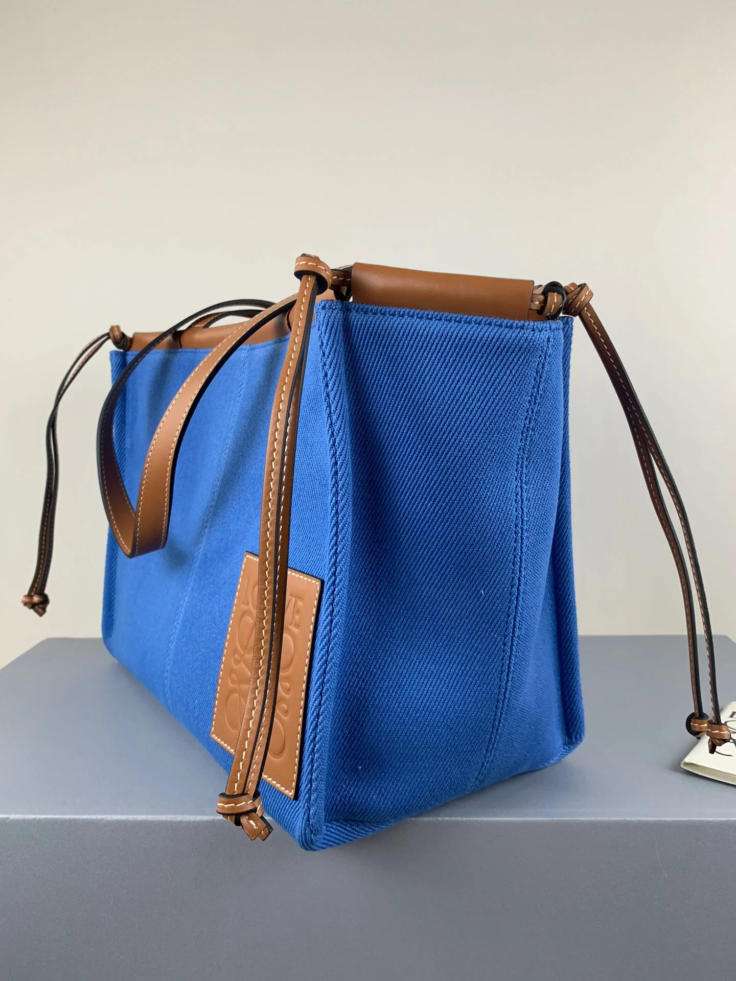 Сумка-тоут Loewe с подушкой, сине-коричневая кожа