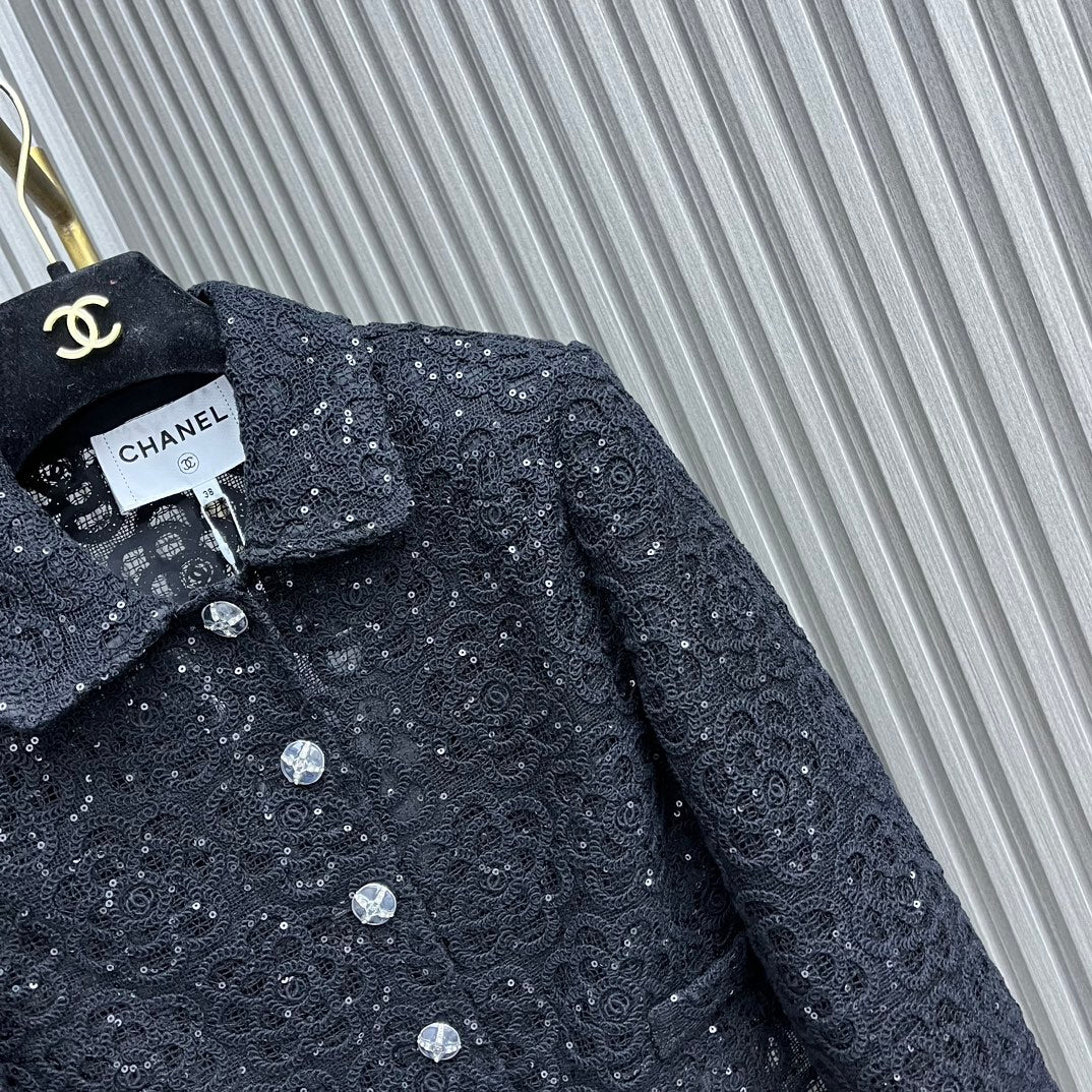 Chanel - Новинка 2403-24: Короткий костюм, расшитый пайетками - Черный