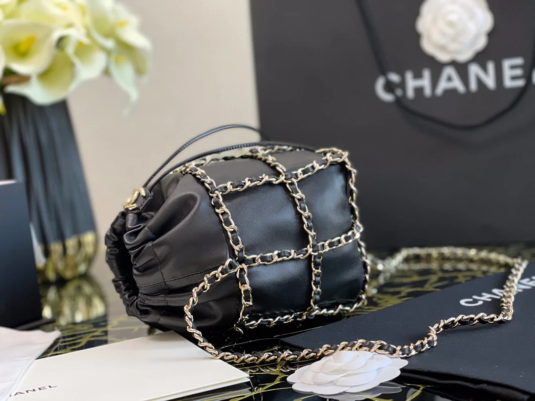 Маленькая сумка-ведро Chanel из овечьей кожи с завязками