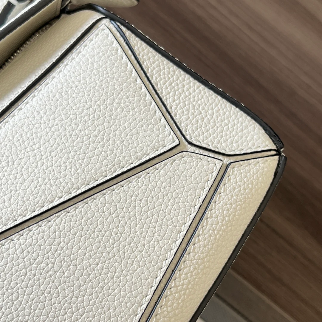 Мини-сумочка Loewe Grain Leather Puzzle из зернистой кожи, белая.