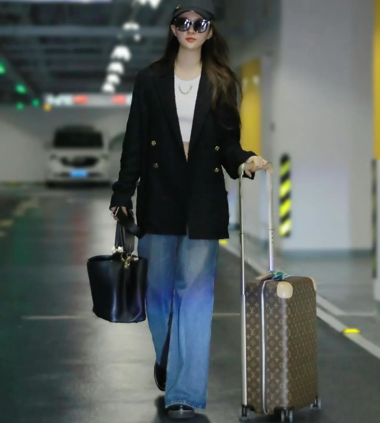 m24067-LV-Большая сумка Capucines, черная с золотой фурнитурой