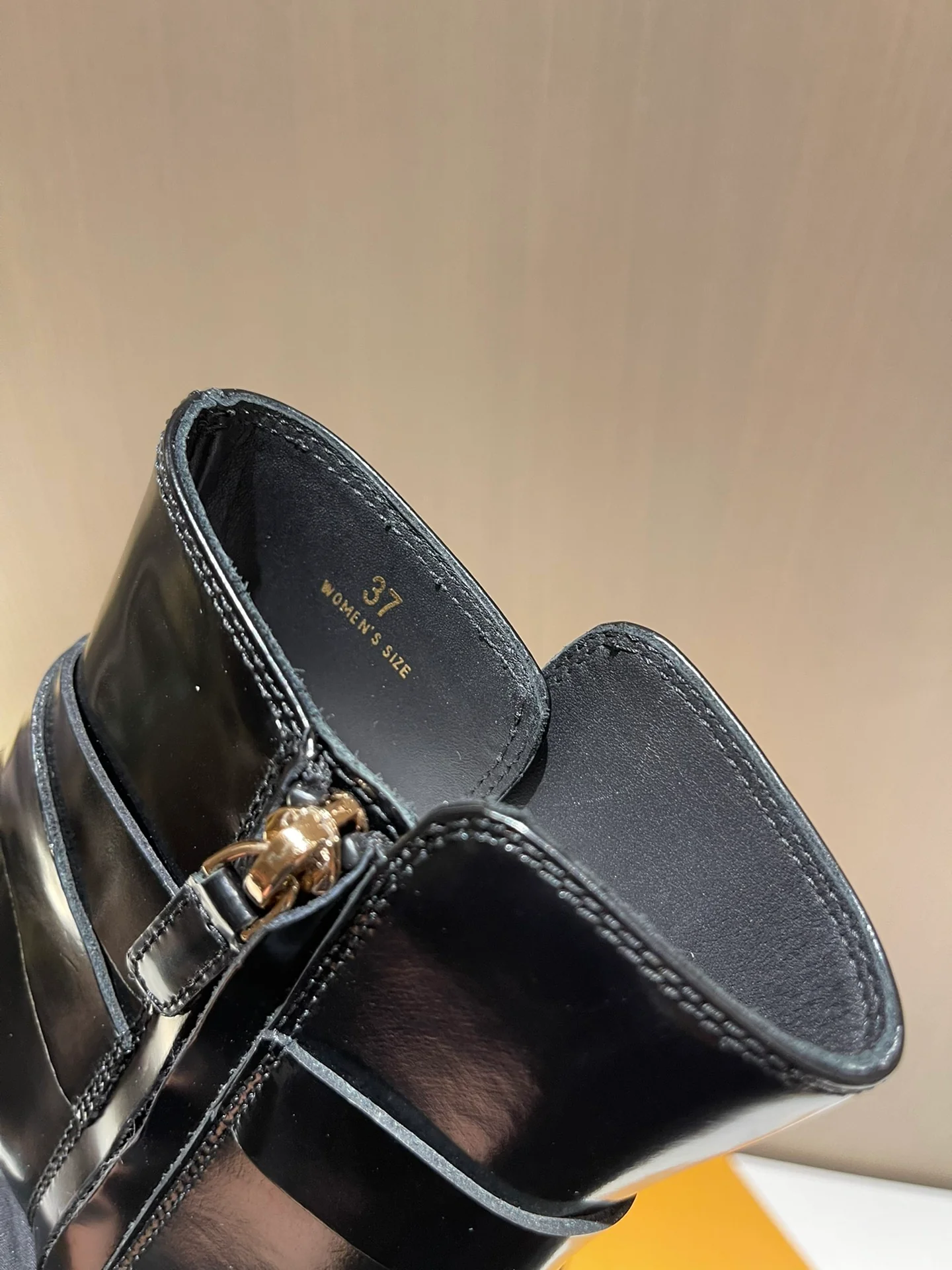 Tods - Новинка сезона осень/зима 2022 - Ботильоны с разрезом и бисером