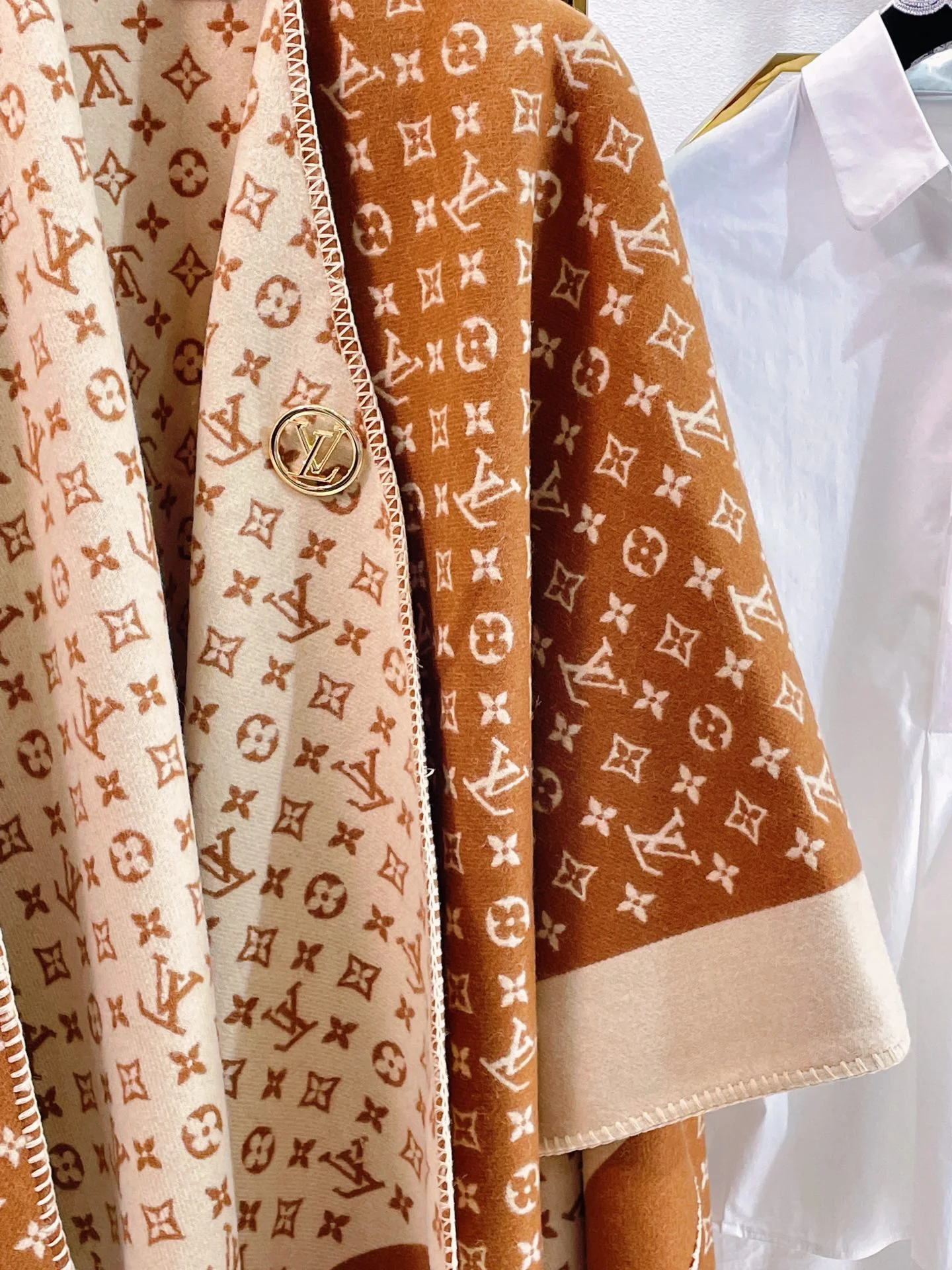 LV - Шаль - с металлической пряжкой - смесь шерсти, шелка и кашемира - 137-152 см