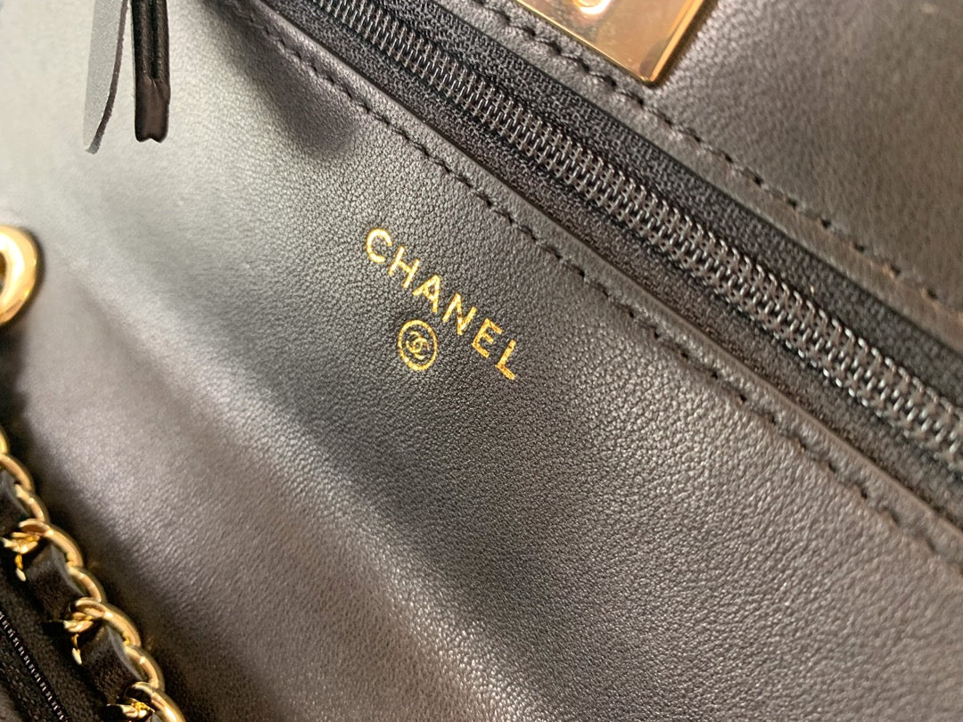 Золотая пряжка Chanel WOC из овечьей кожи