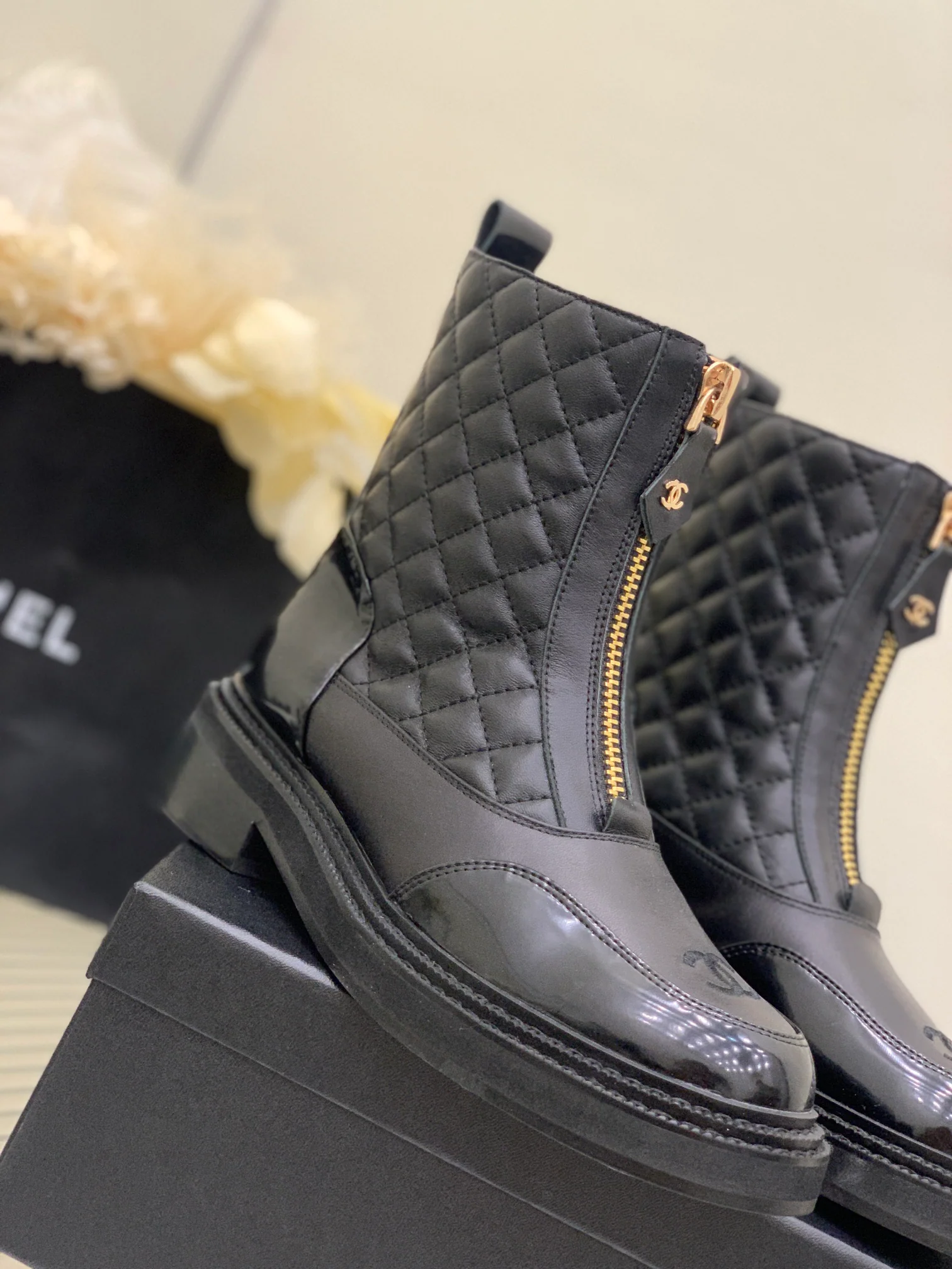 Ботинки средней высоты Chanel из коллекции 2022 года, украшенные бриллиантами — черные.