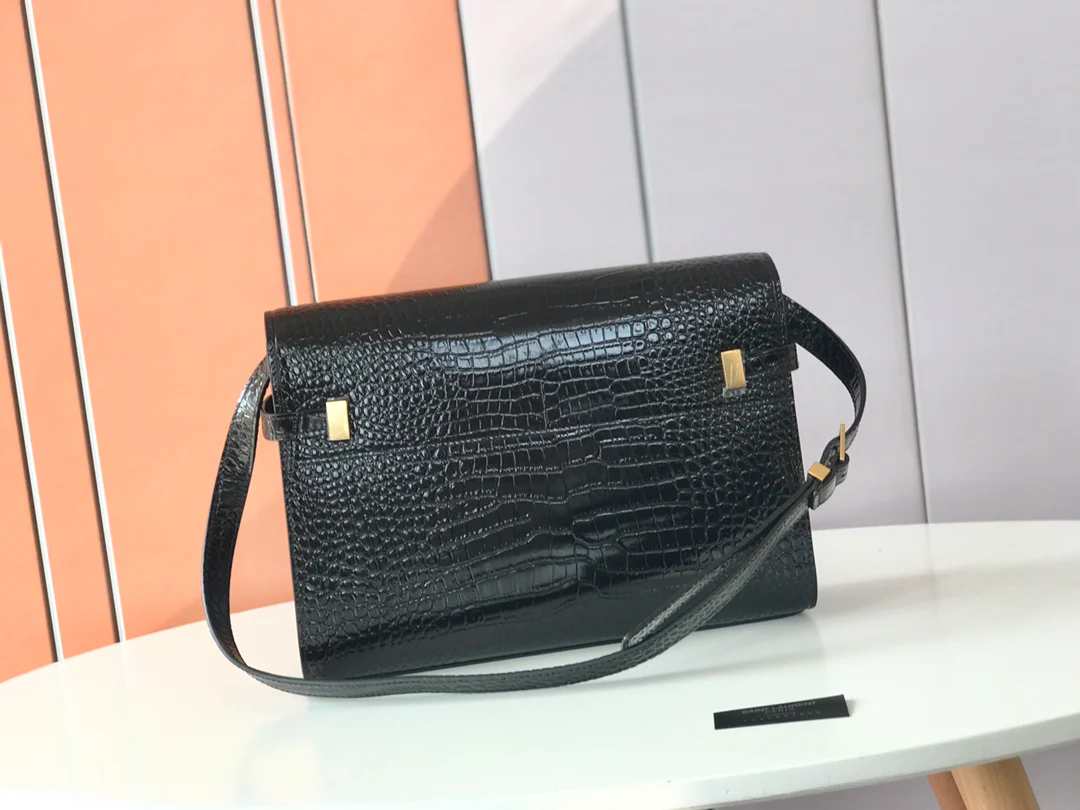 Сумка YSL Manhattan - фурнитура из золотистого материала с тиснением под крокодиловую кожу.